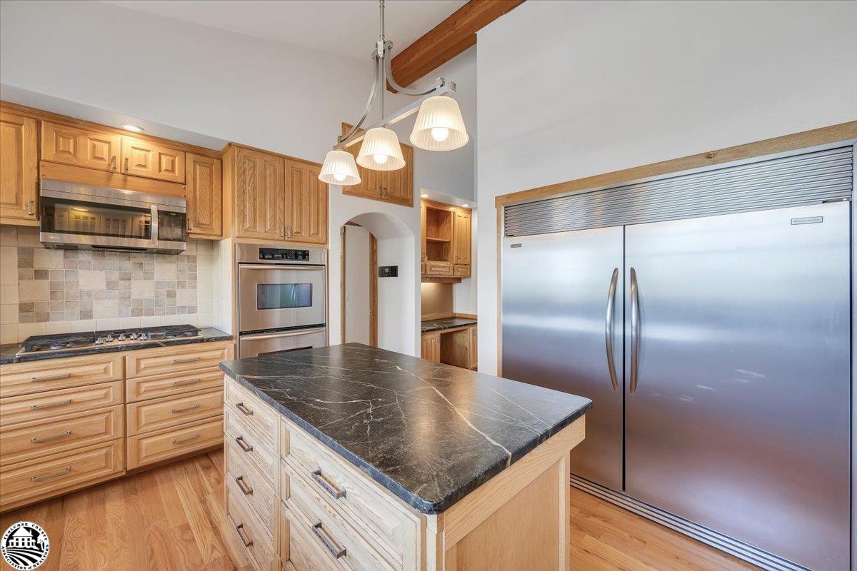 22727 Ridgemont