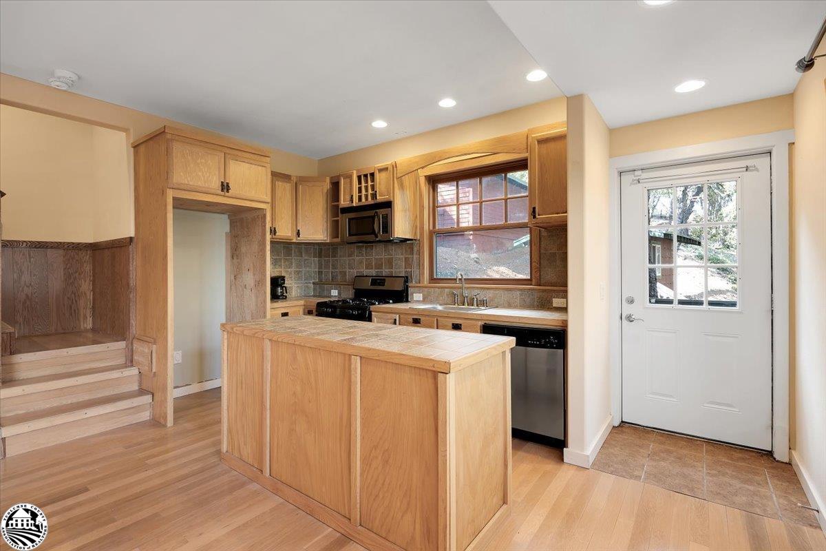 22727 Ridgemont