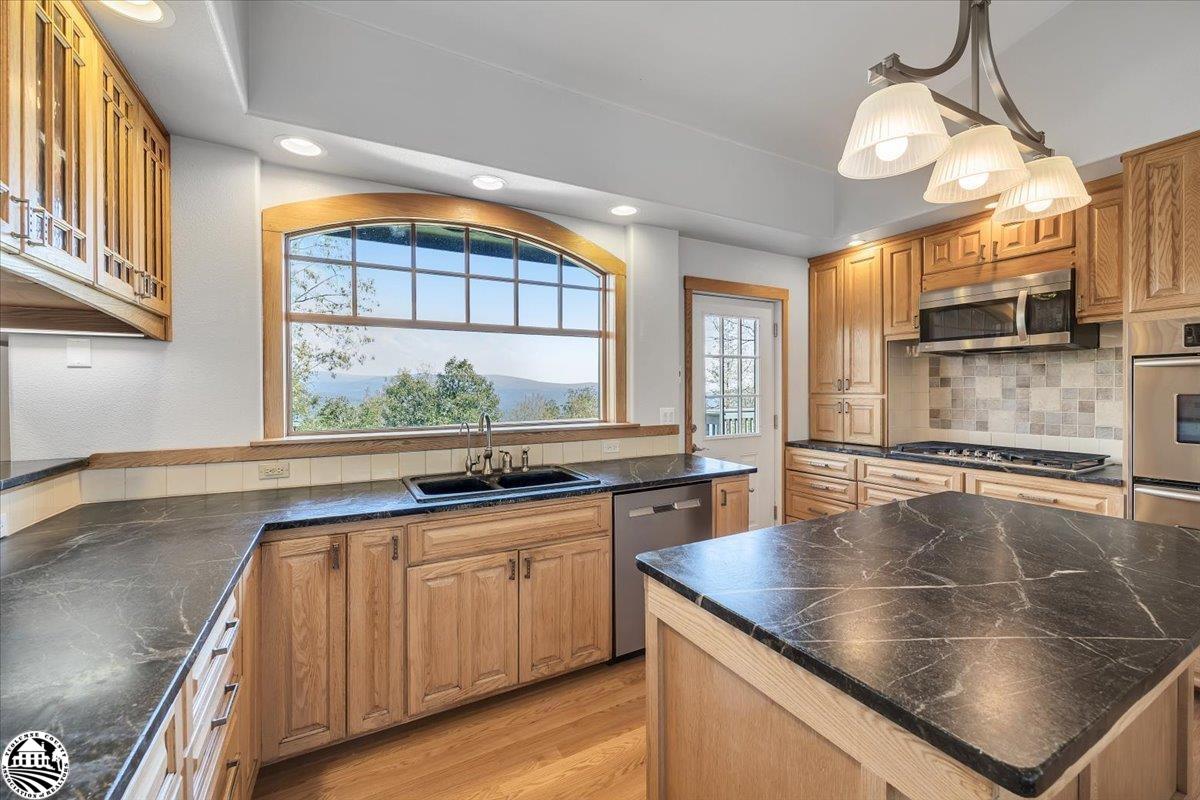 22727 Ridgemont