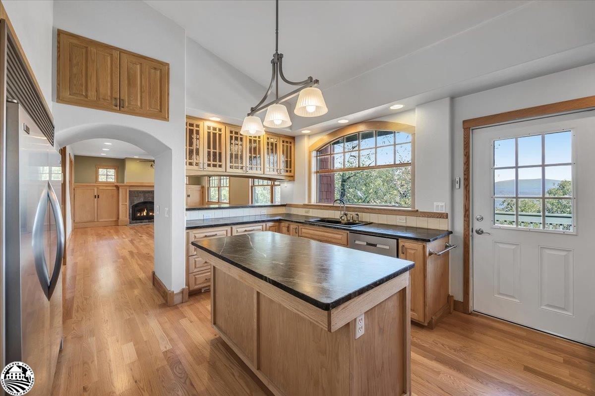 22727 Ridgemont