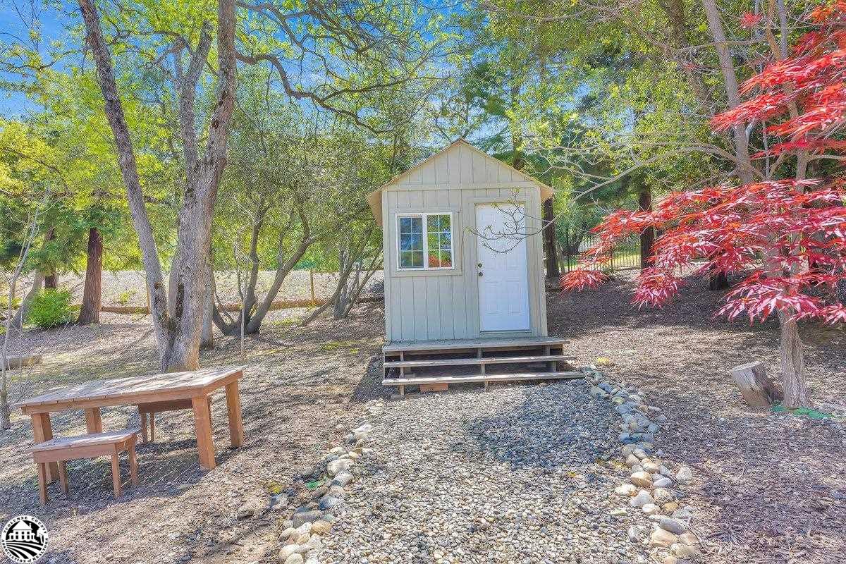 16256 Crestridge