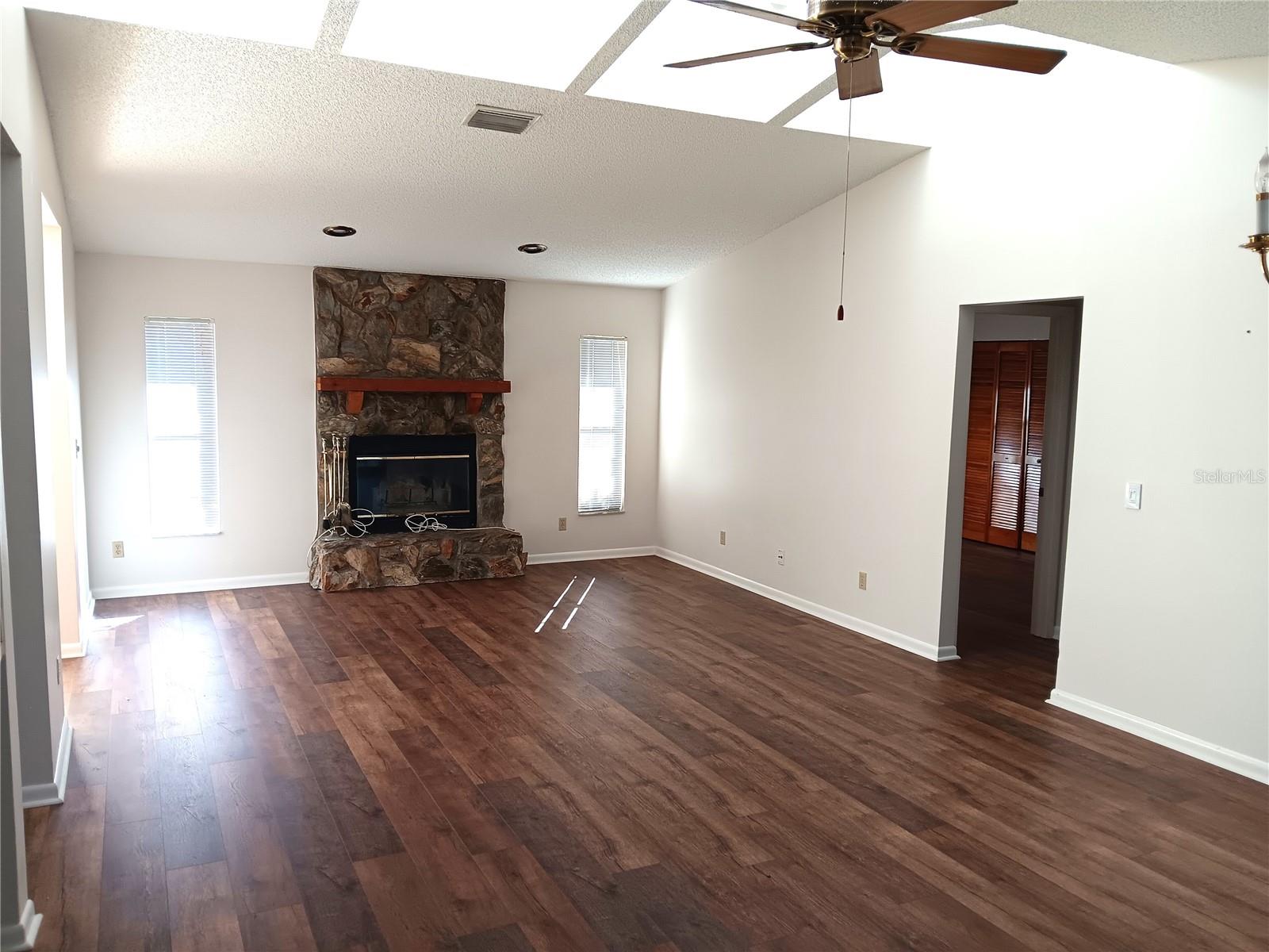 3345 CLOVER LEAF LN