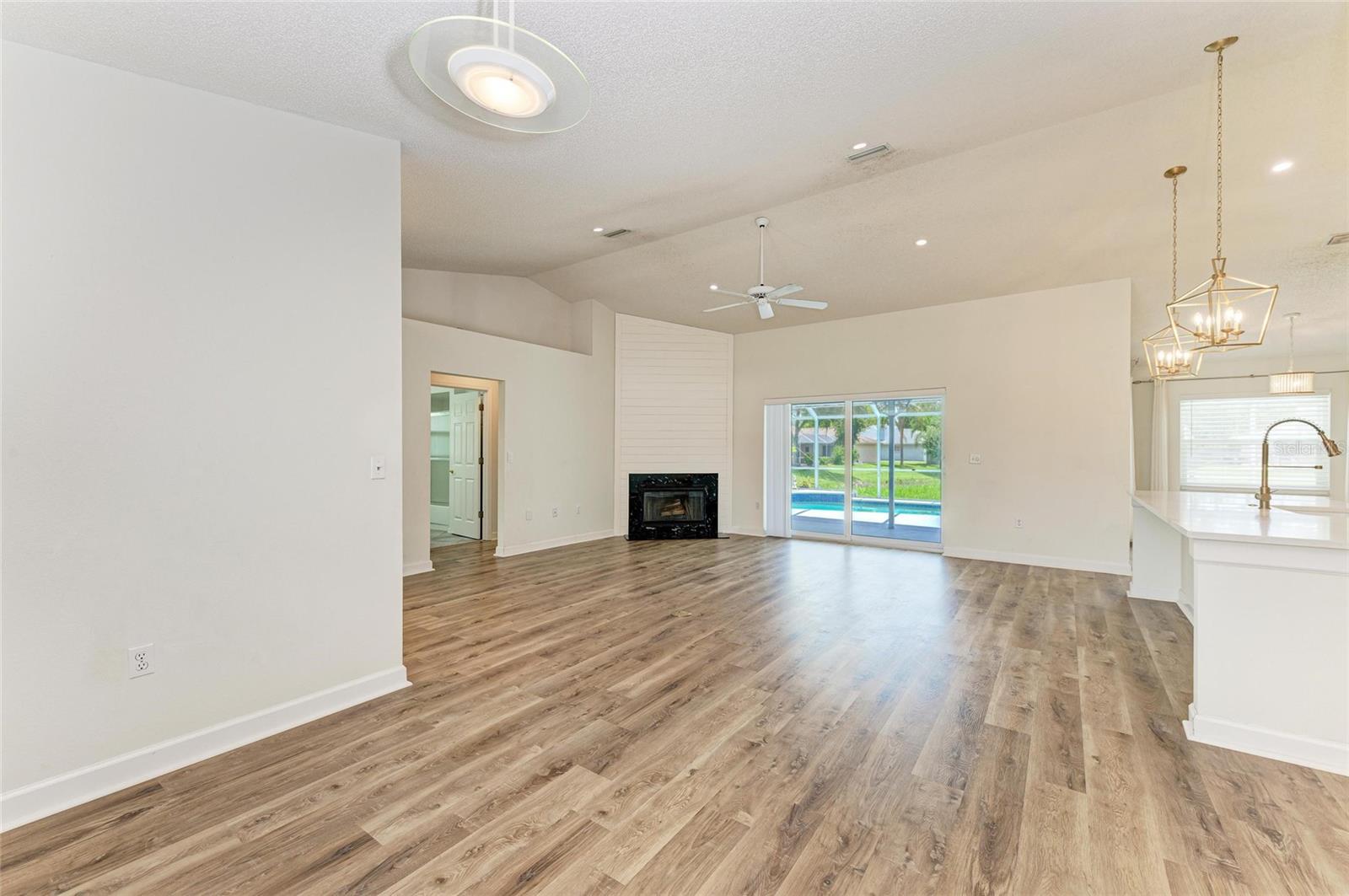 2403 ICECAPADE DR