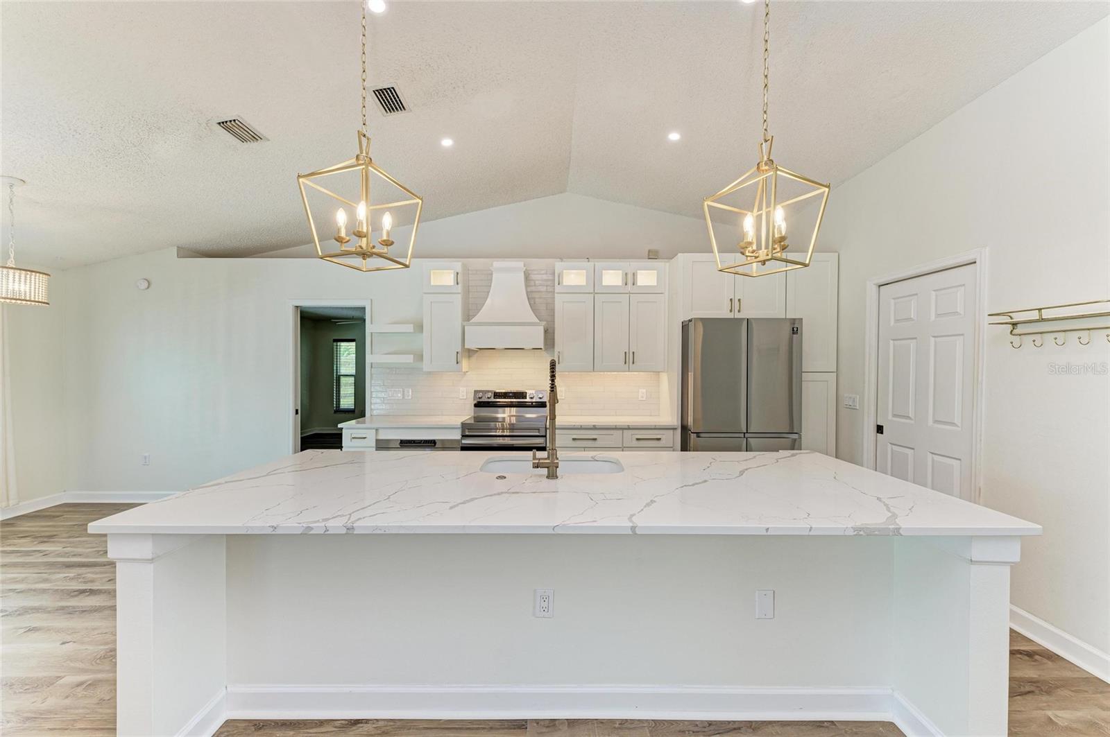 2403 ICECAPADE DR