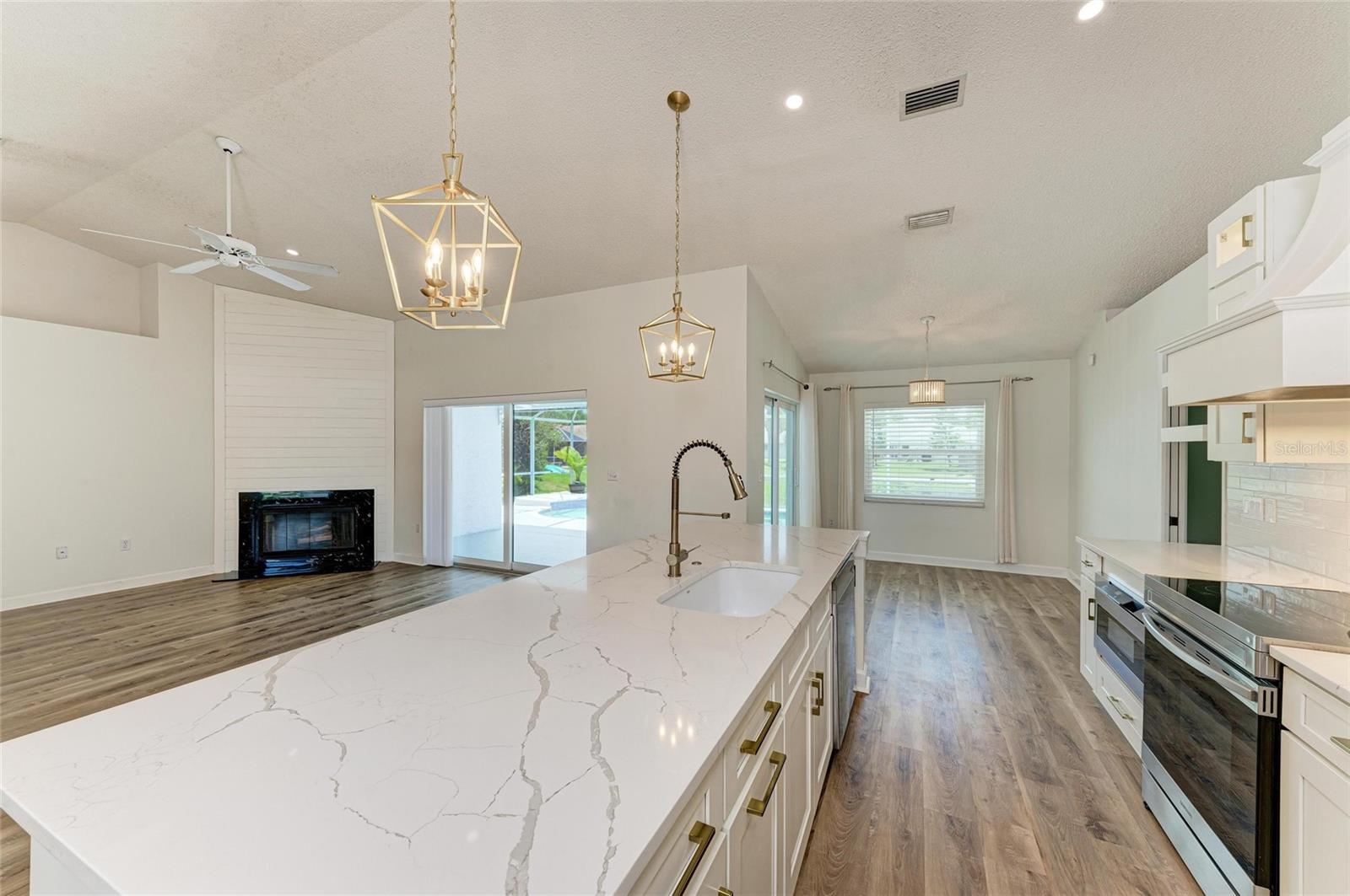2403 ICECAPADE DR