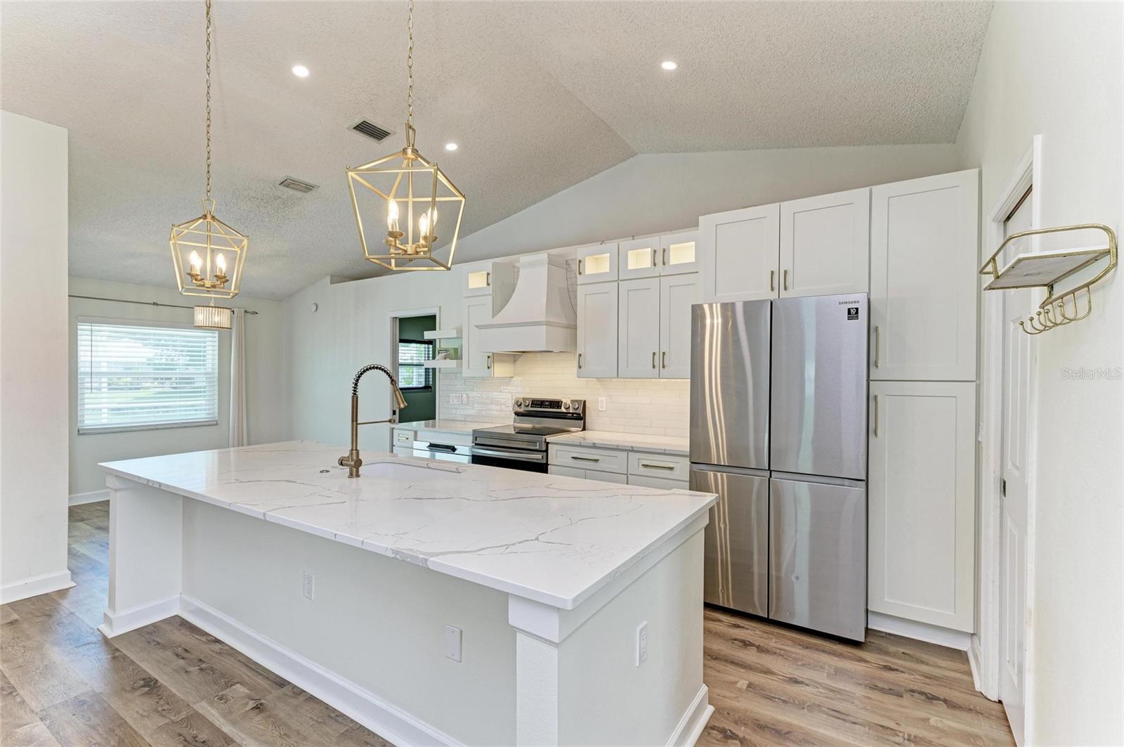 2403 ICECAPADE DR