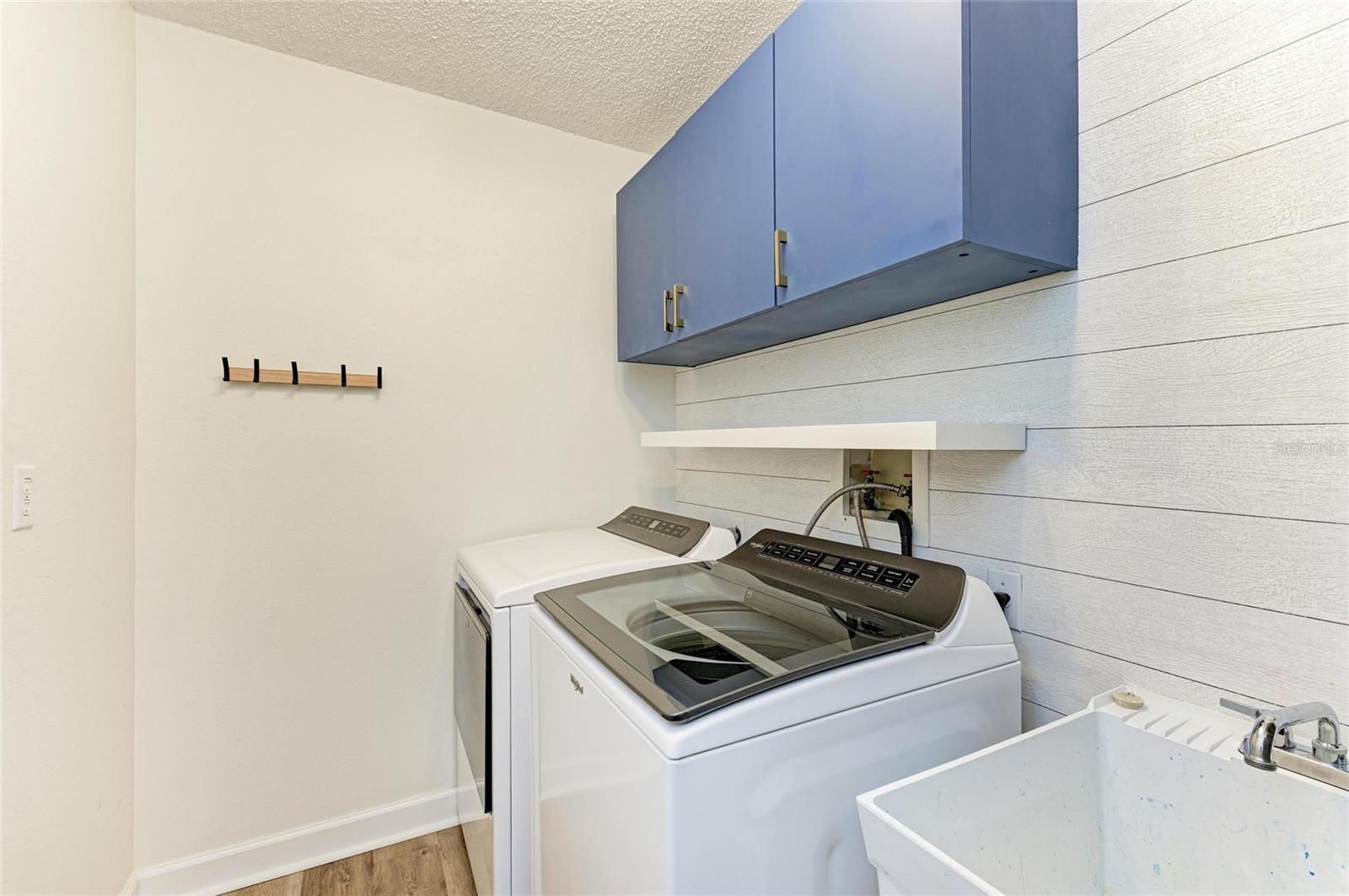 2403 ICECAPADE DR