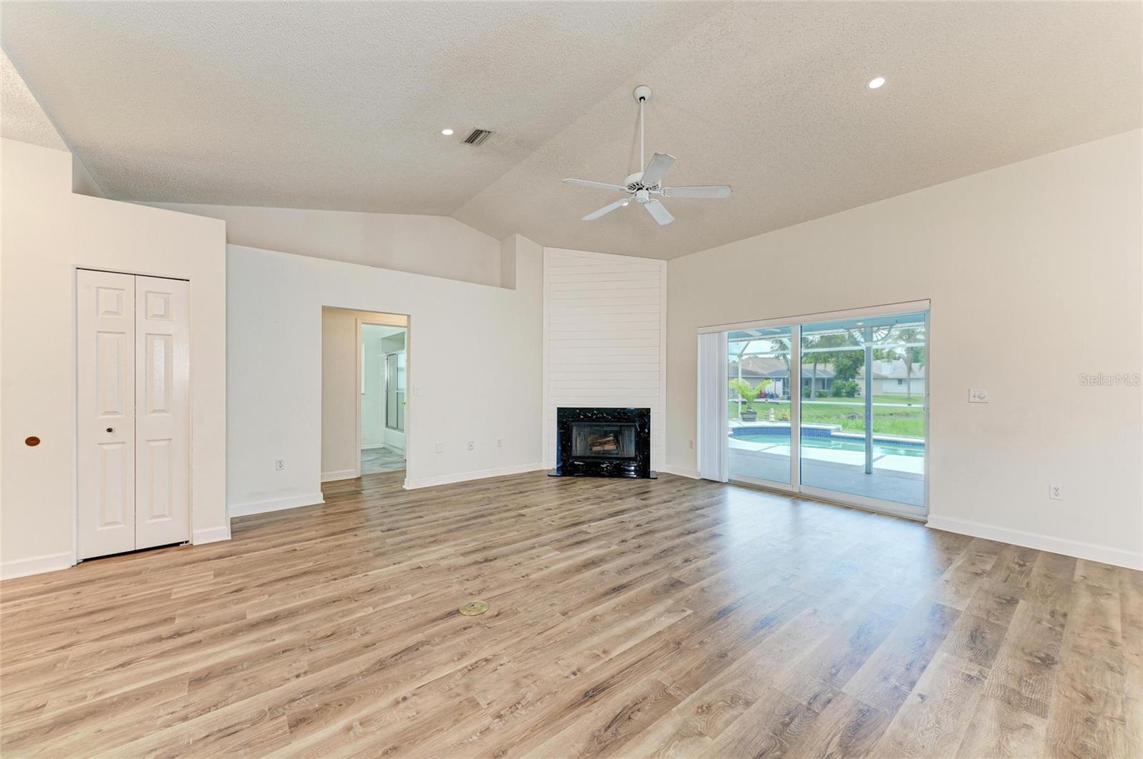 2403 ICECAPADE DR