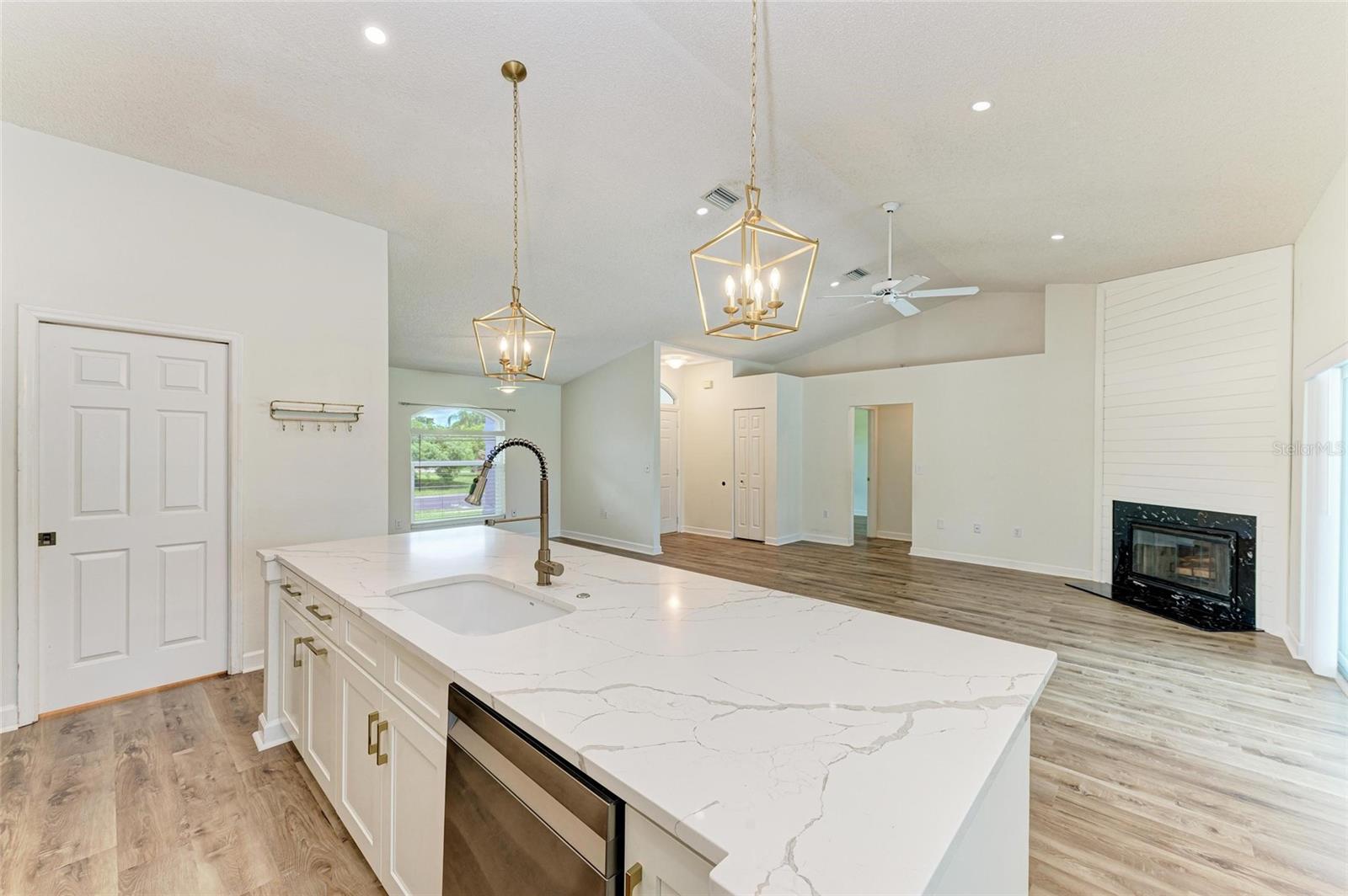 2403 ICECAPADE DR