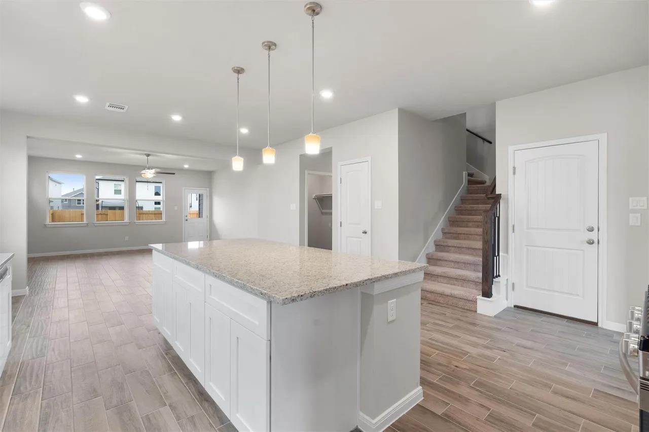 221 Comet Pointe DR