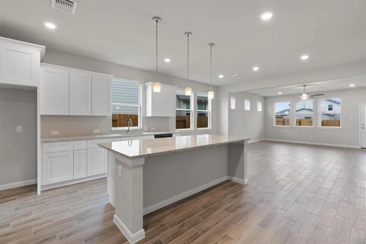 221 Comet Pointe DR