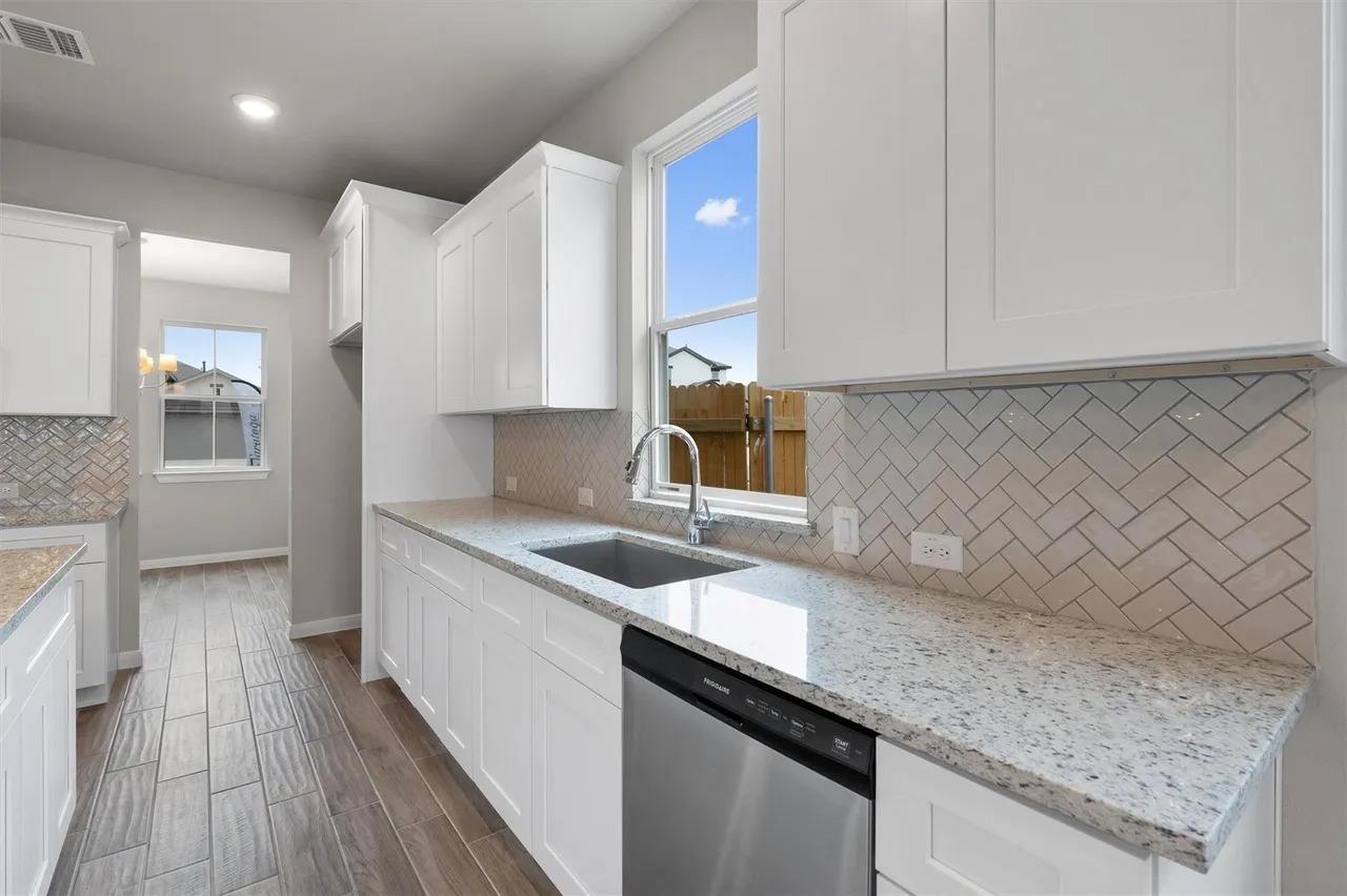 221 Comet Pointe DR