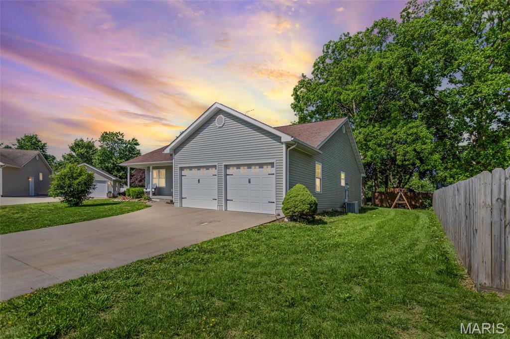 902 Lillian Court