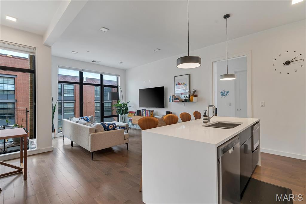 4101 Laclede Avenue Unit: 202