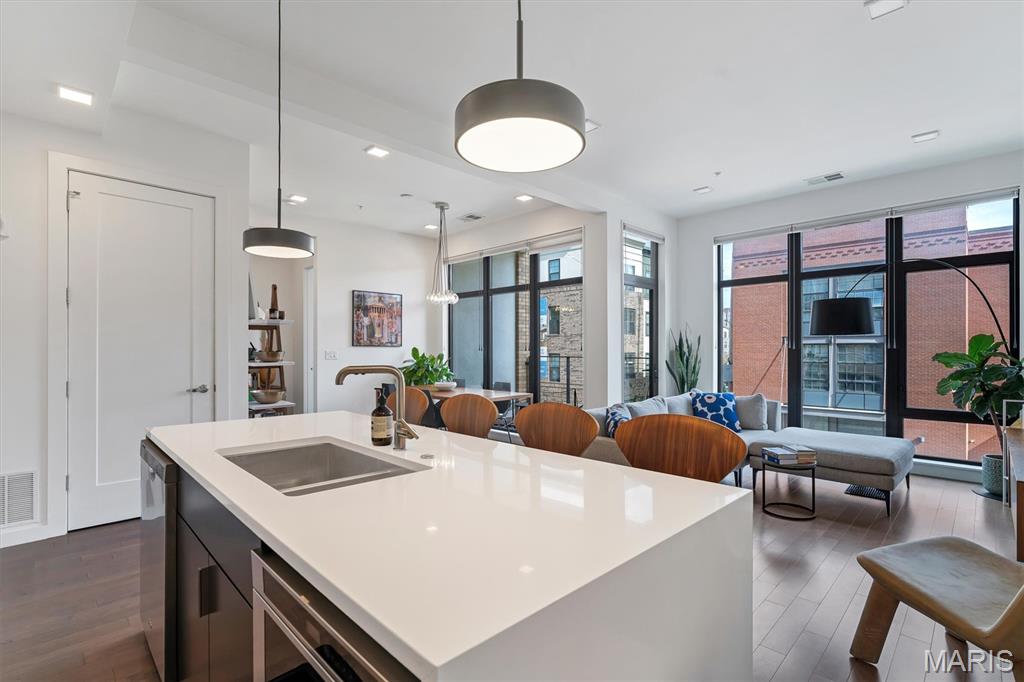4101 Laclede Avenue Unit: 202