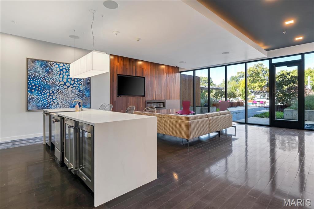 4101 Laclede Avenue Unit: 202