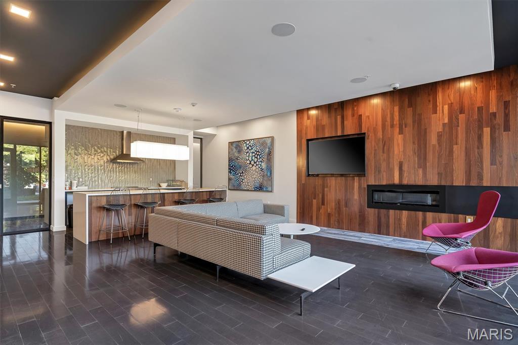 4101 Laclede Avenue Unit: 202