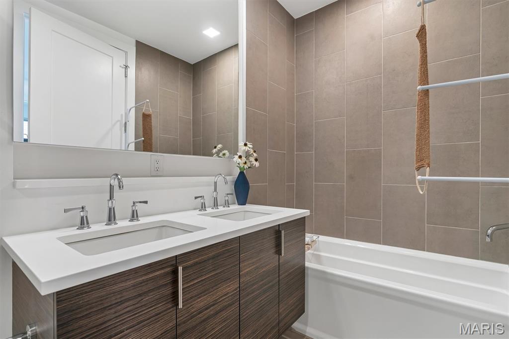4101 Laclede Avenue Unit: 202