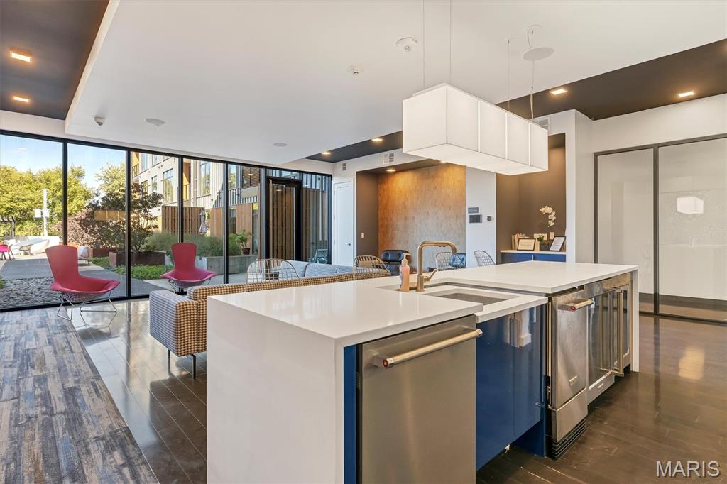 4101 Laclede Avenue Unit: 202