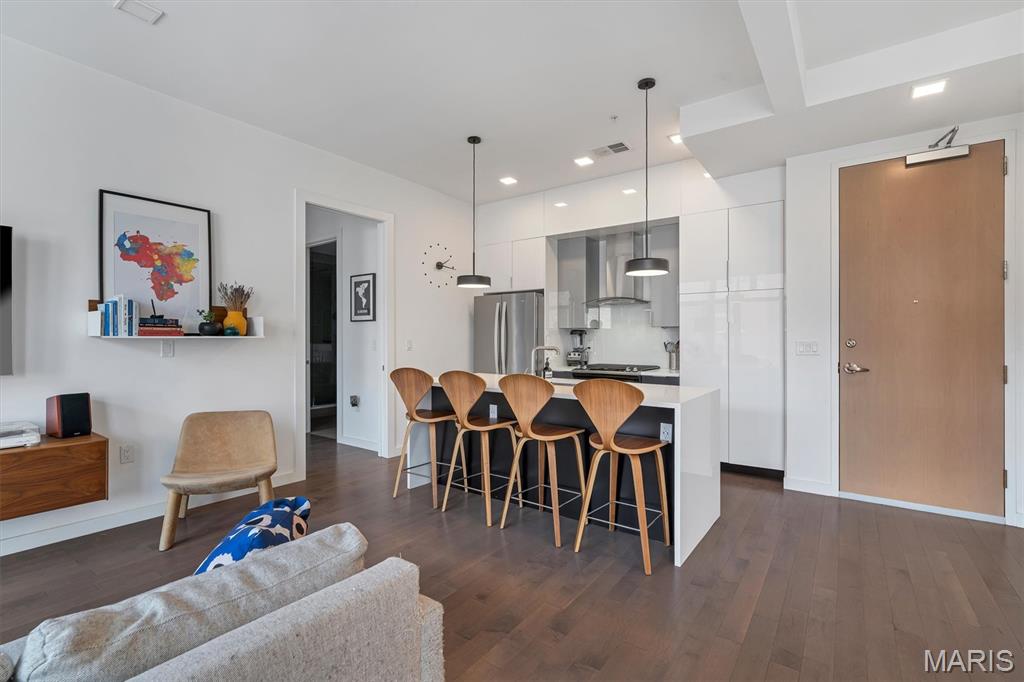 4101 Laclede Avenue Unit: 202