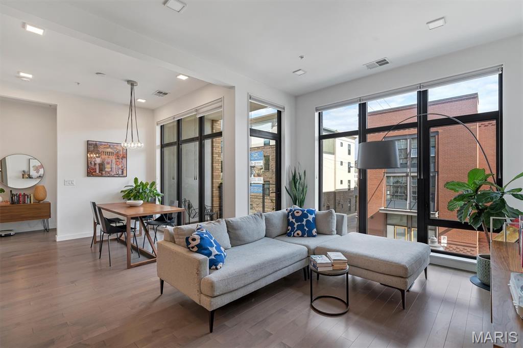 4101 Laclede Avenue Unit: 202