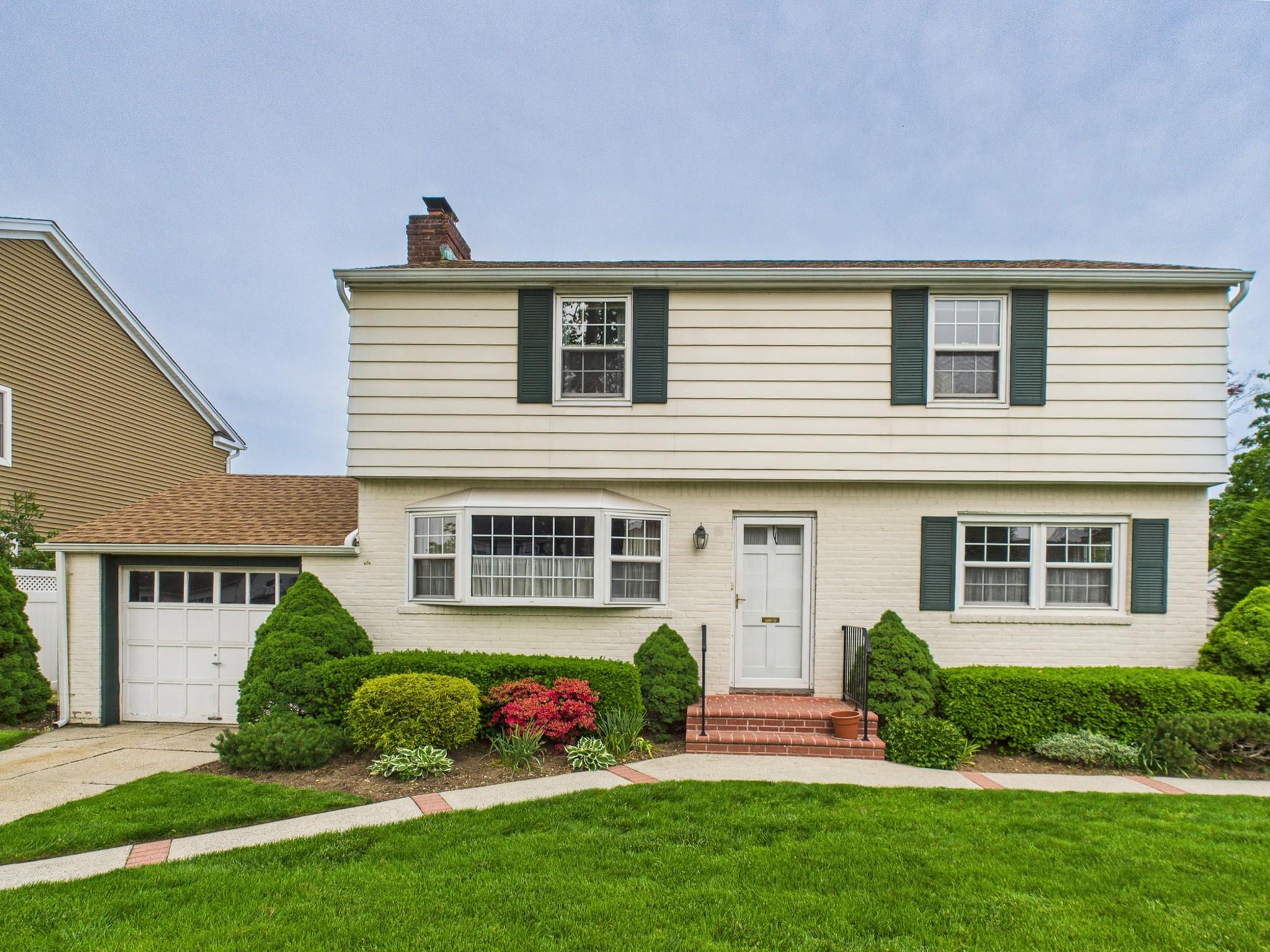 76 Crest Road W
