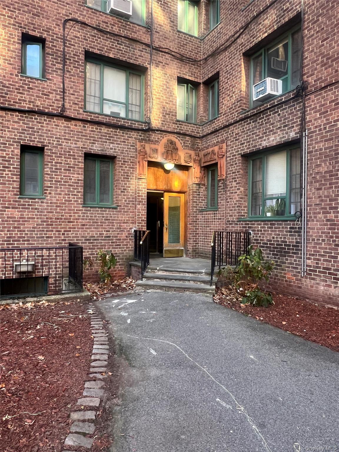 2055 Saint Raymond Ave Unit: 1B