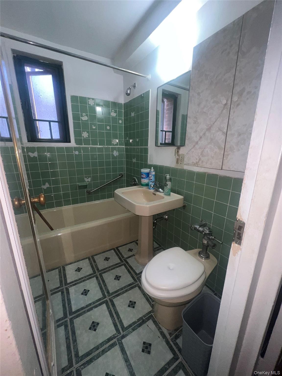 2055 Saint Raymond Ave Unit: 1B