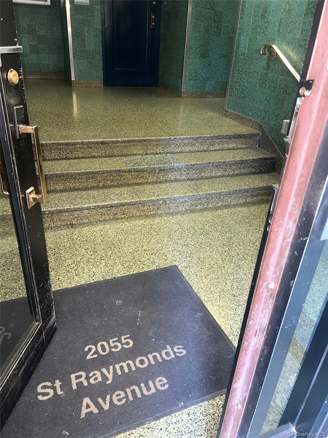 2055 Saint Raymond Ave Unit: 1B