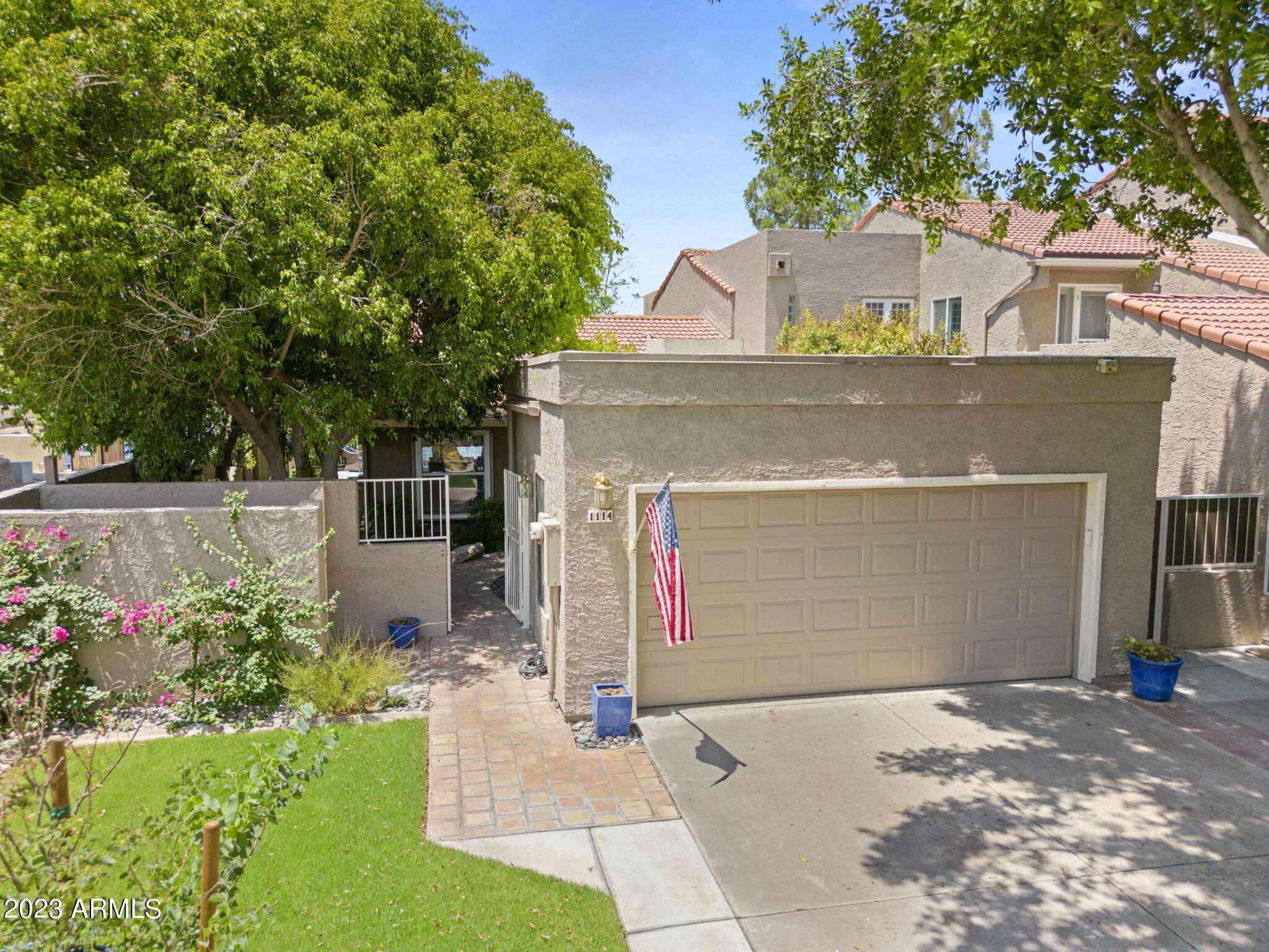 1114 E LEEWARD Lane