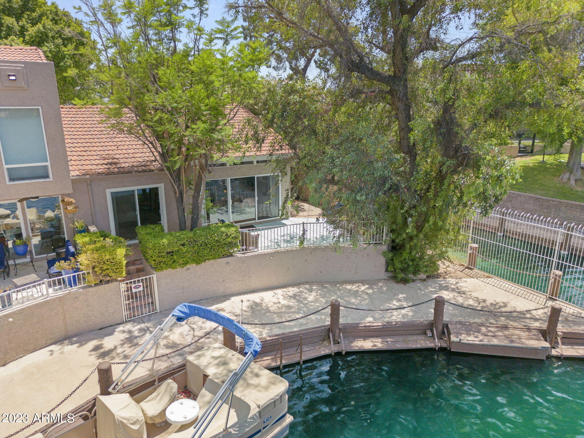 1114 E LEEWARD Lane