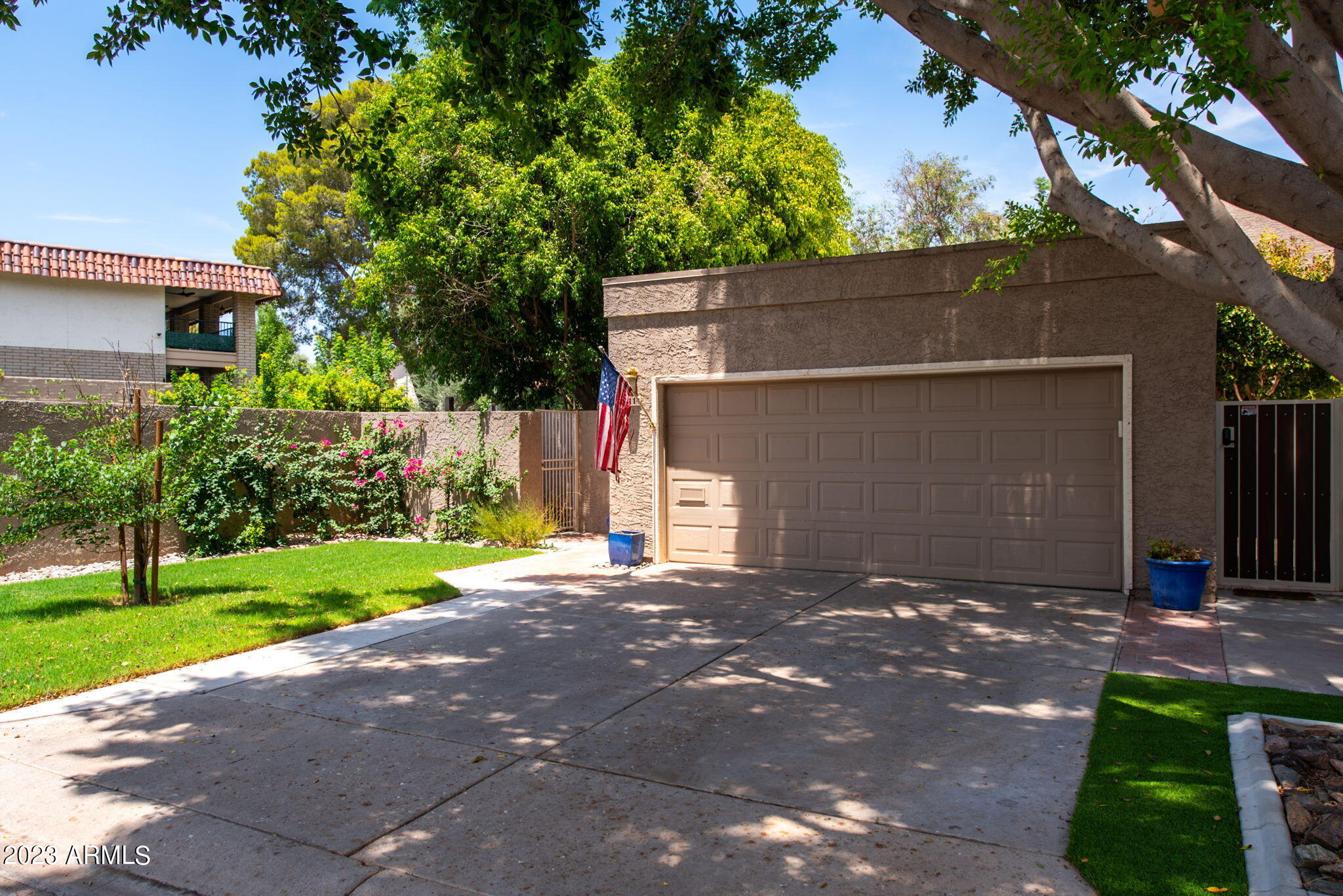 1114 E LEEWARD Lane