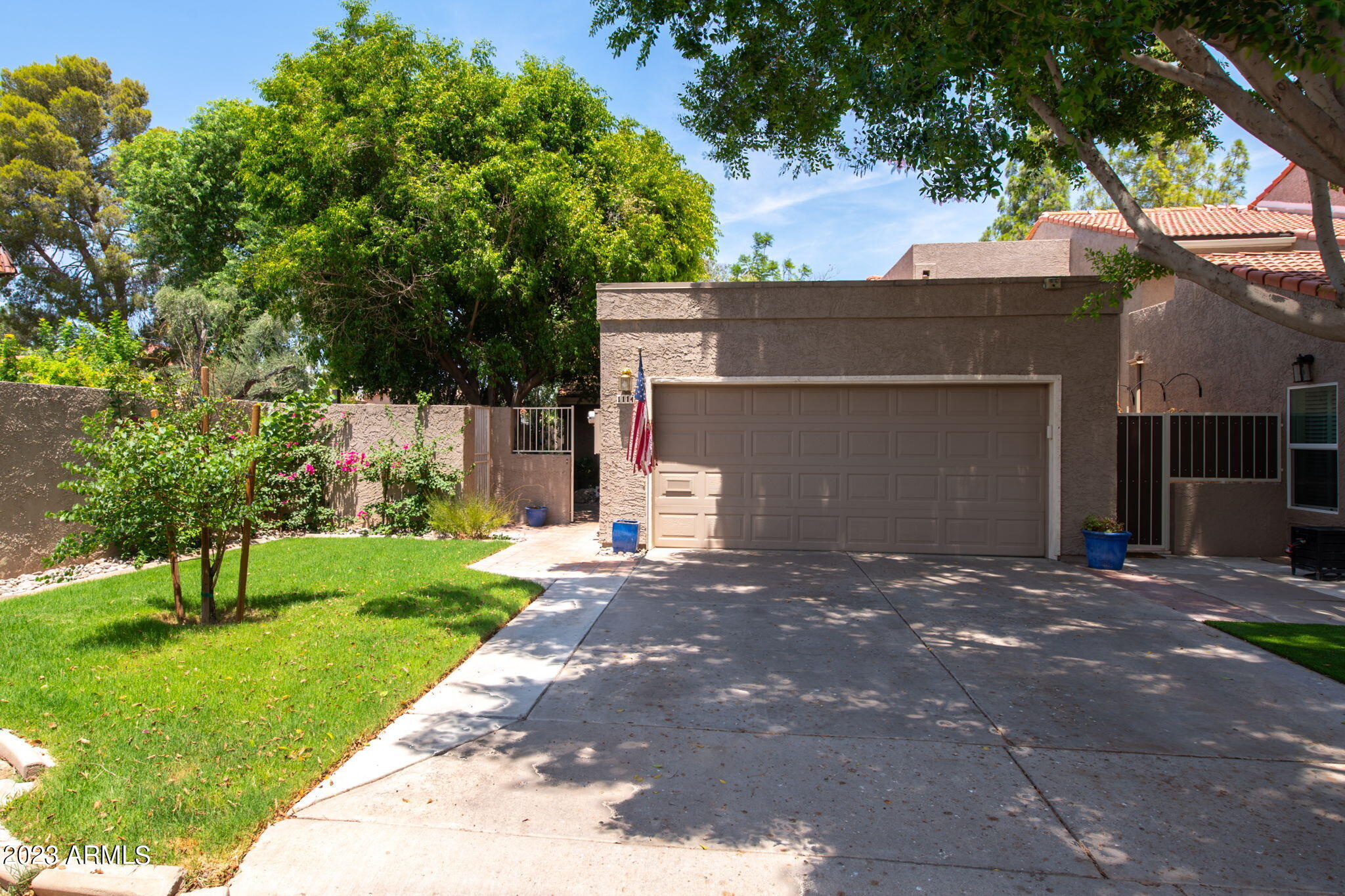 1114 E LEEWARD Lane