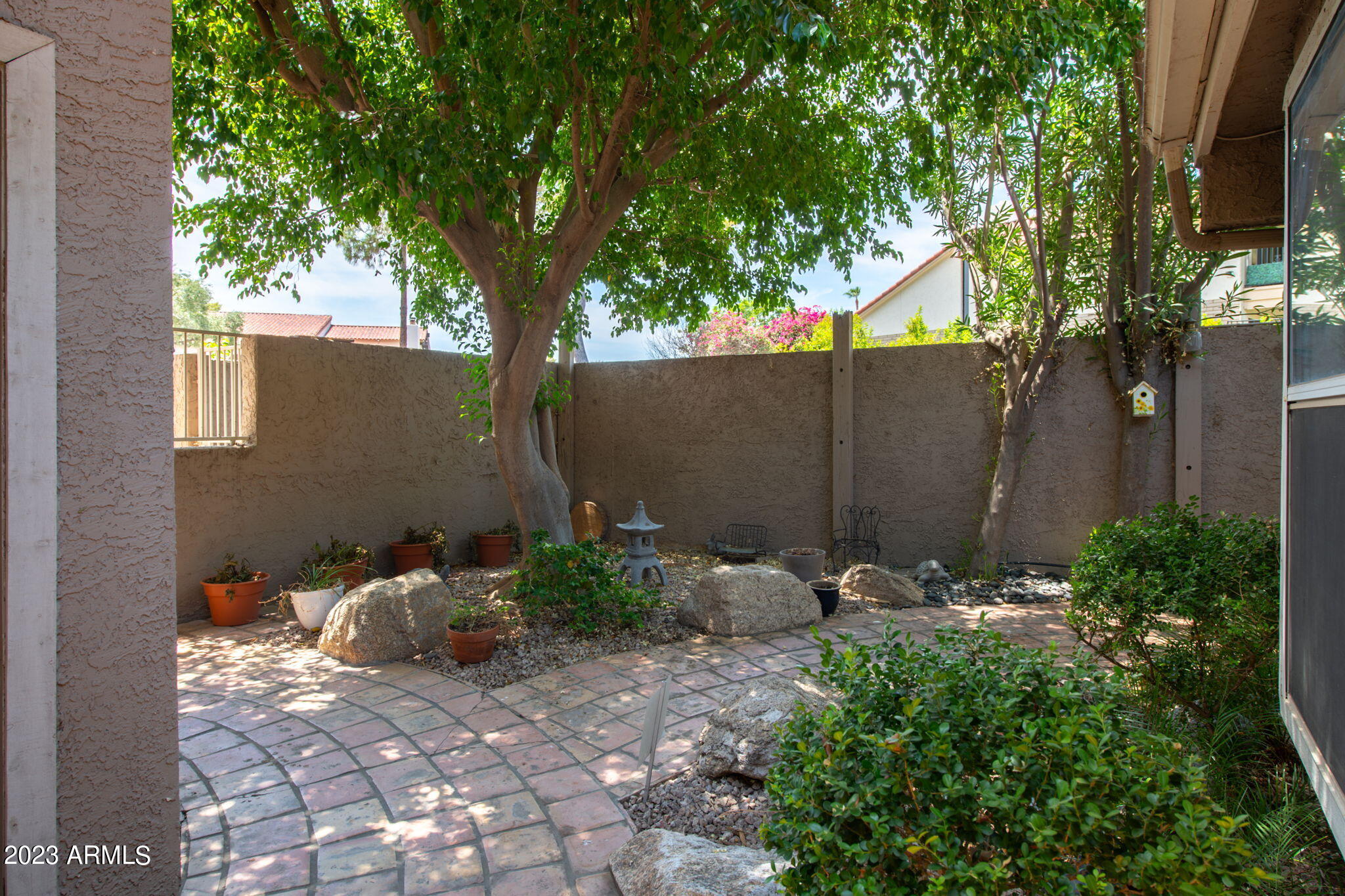 1114 E LEEWARD Lane
