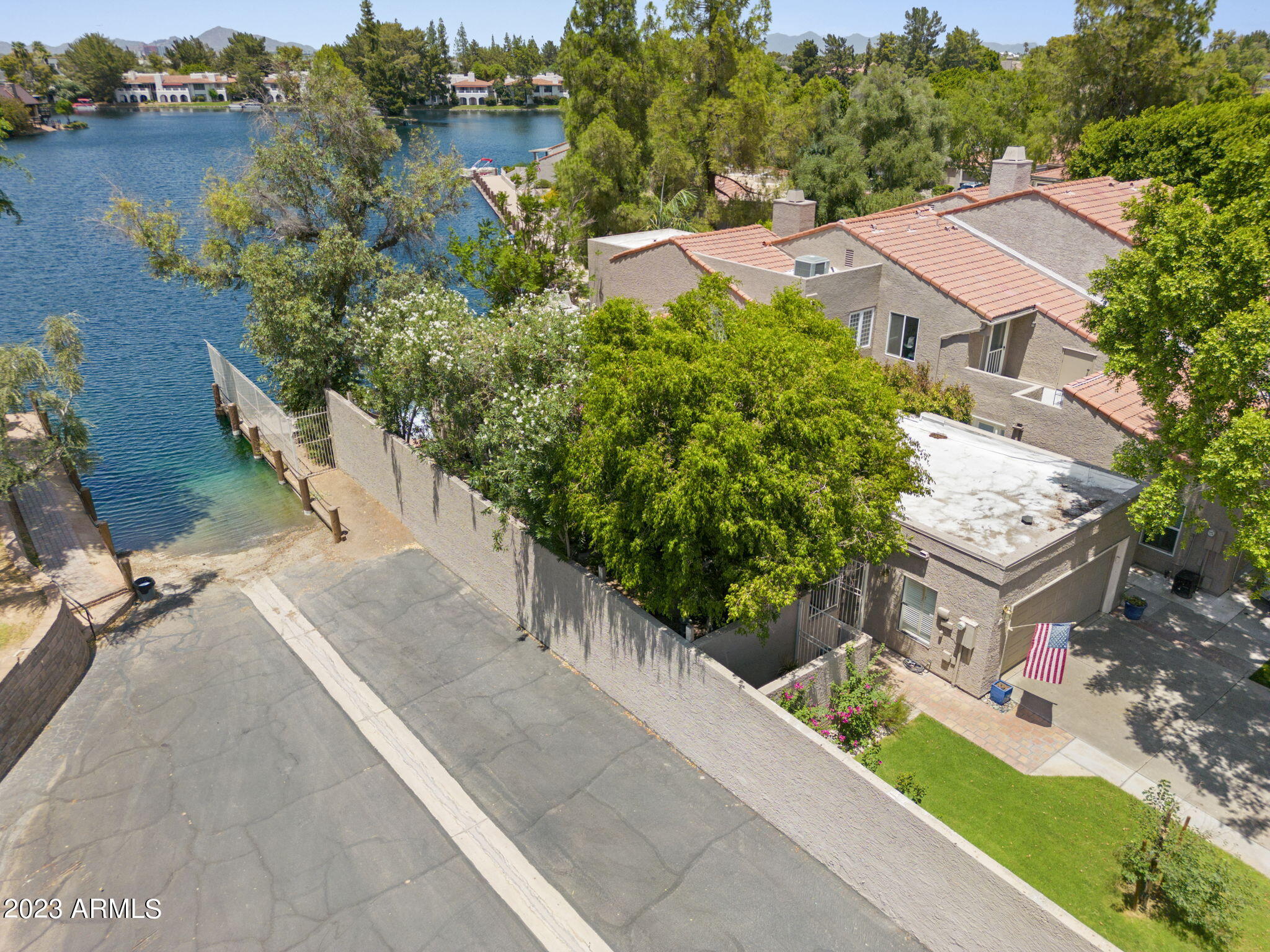 1114 E LEEWARD Lane