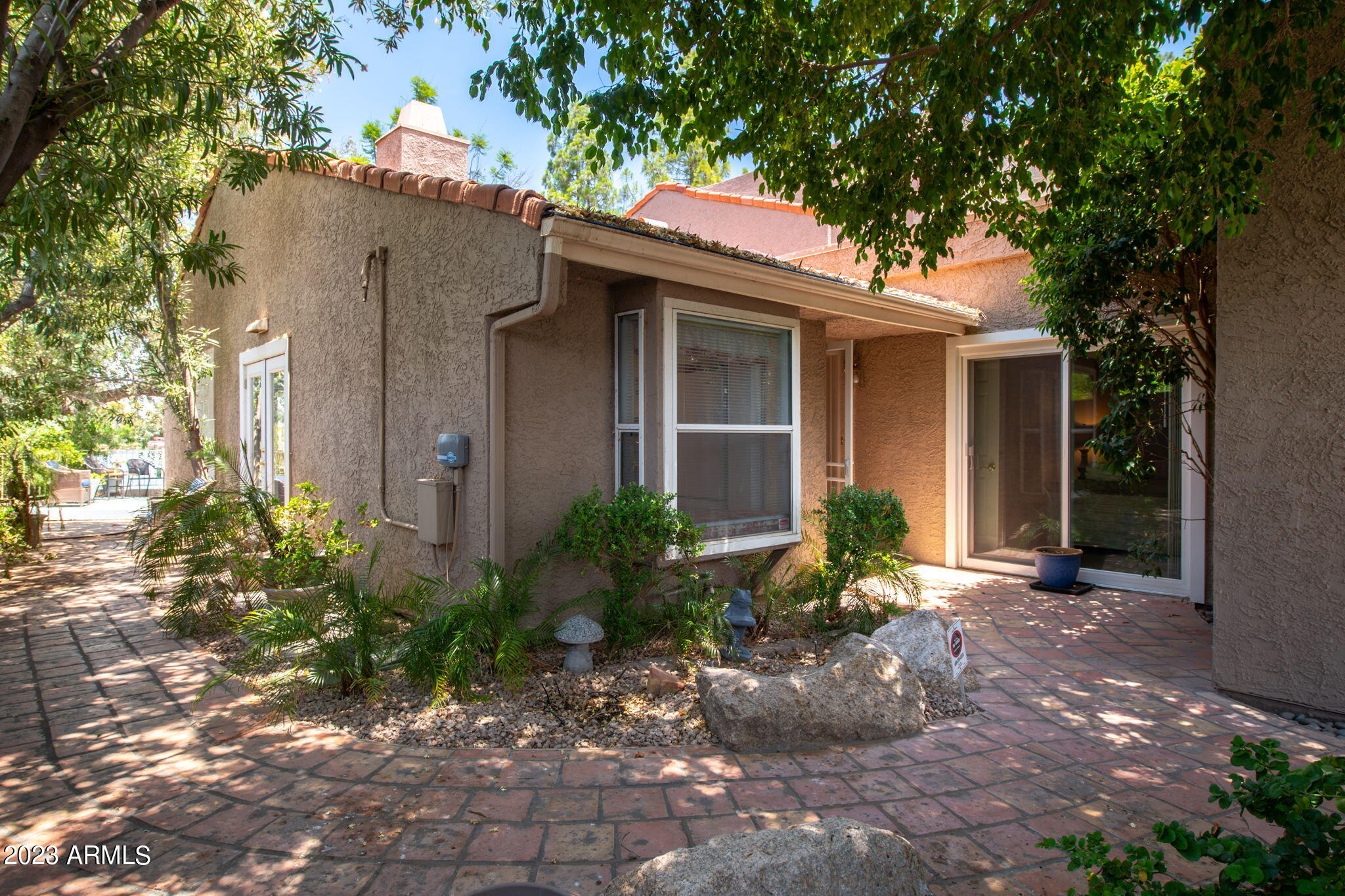 1114 E LEEWARD Lane