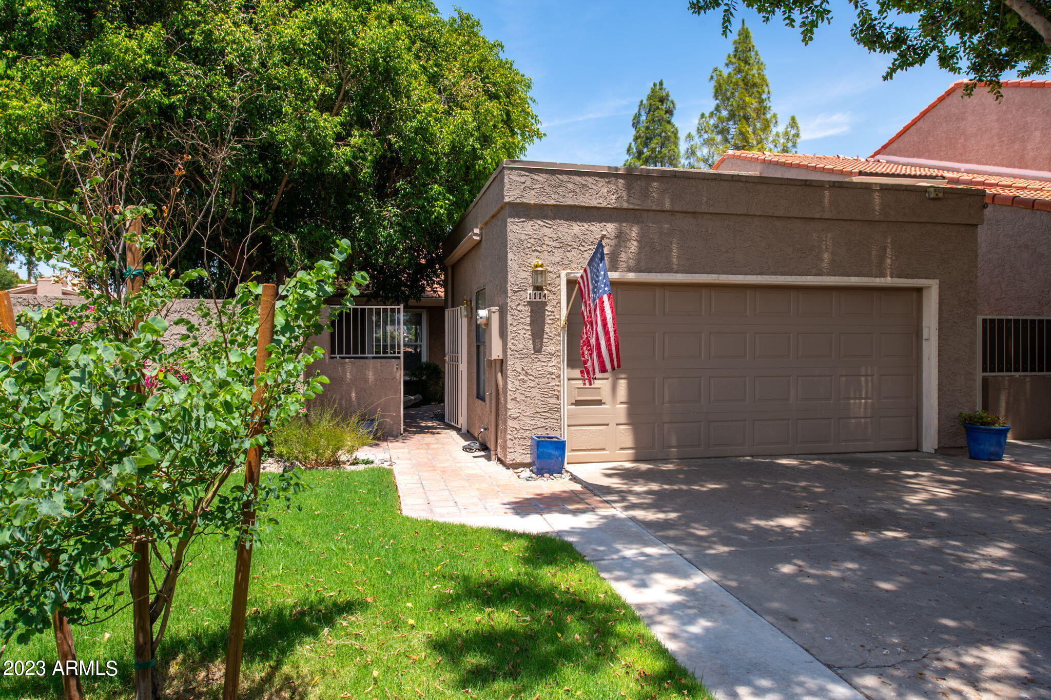 1114 E LEEWARD Lane
