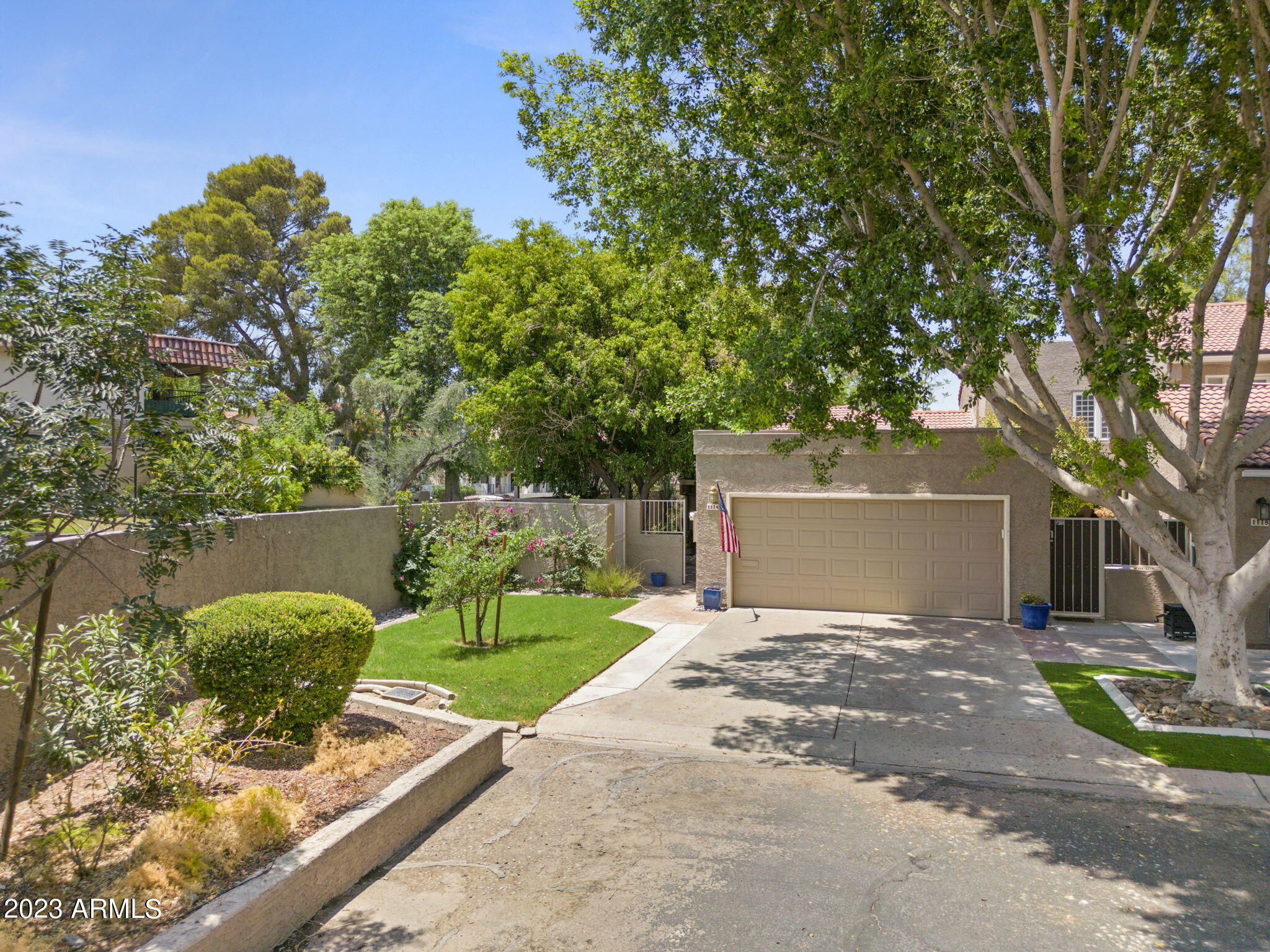 1114 E LEEWARD Lane