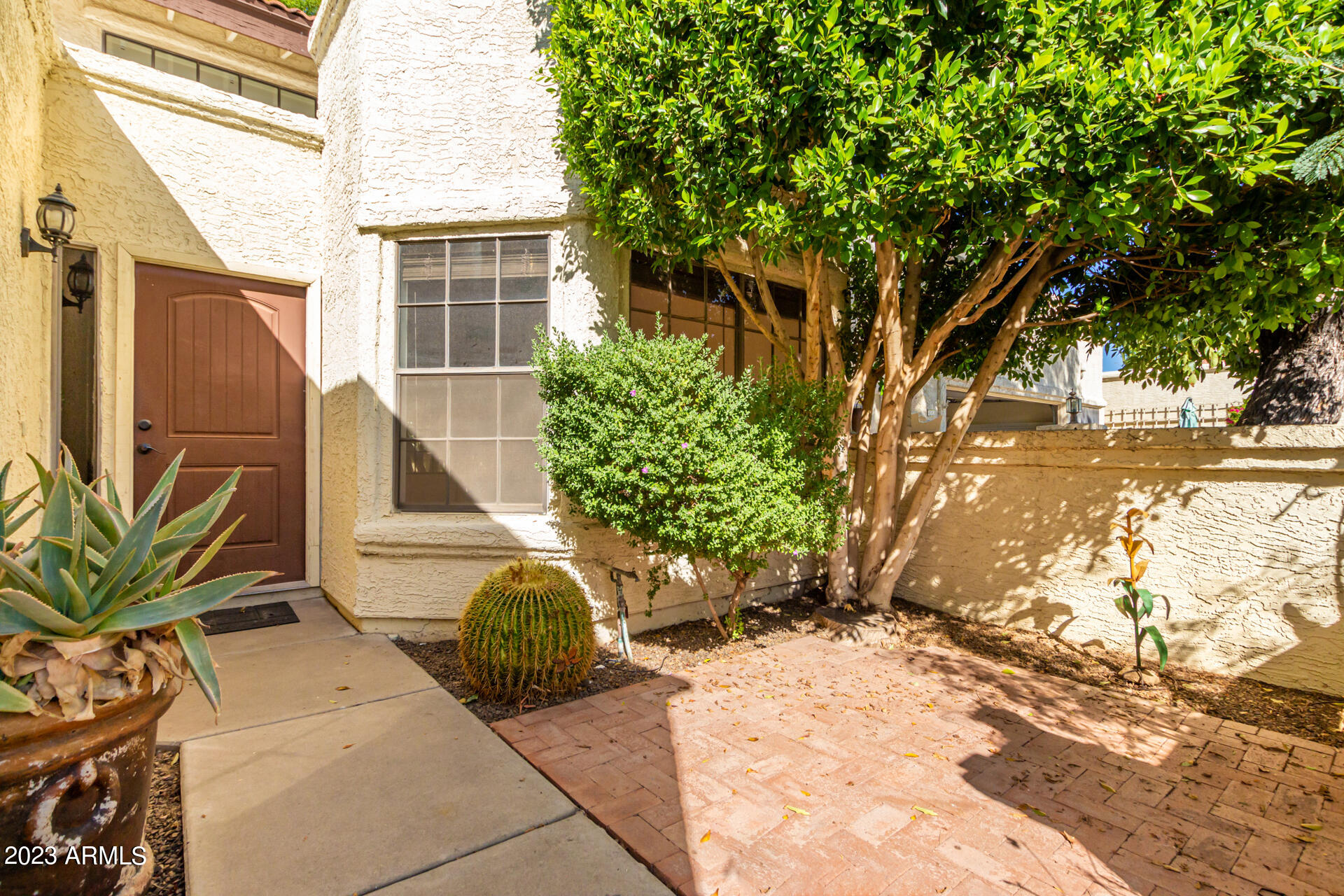 1906 E VINEDO Lane