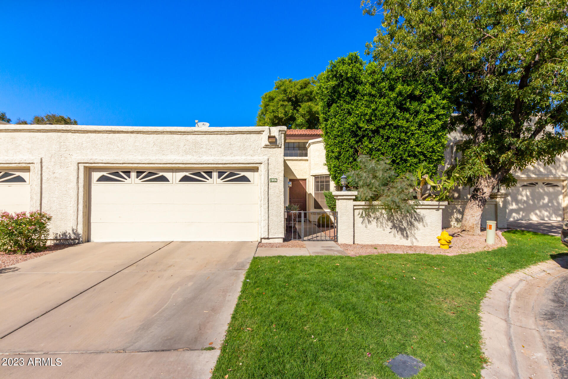 1906 E VINEDO Lane