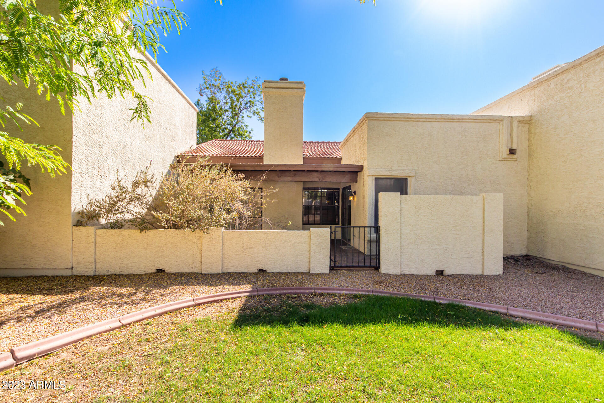 1906 E VINEDO Lane