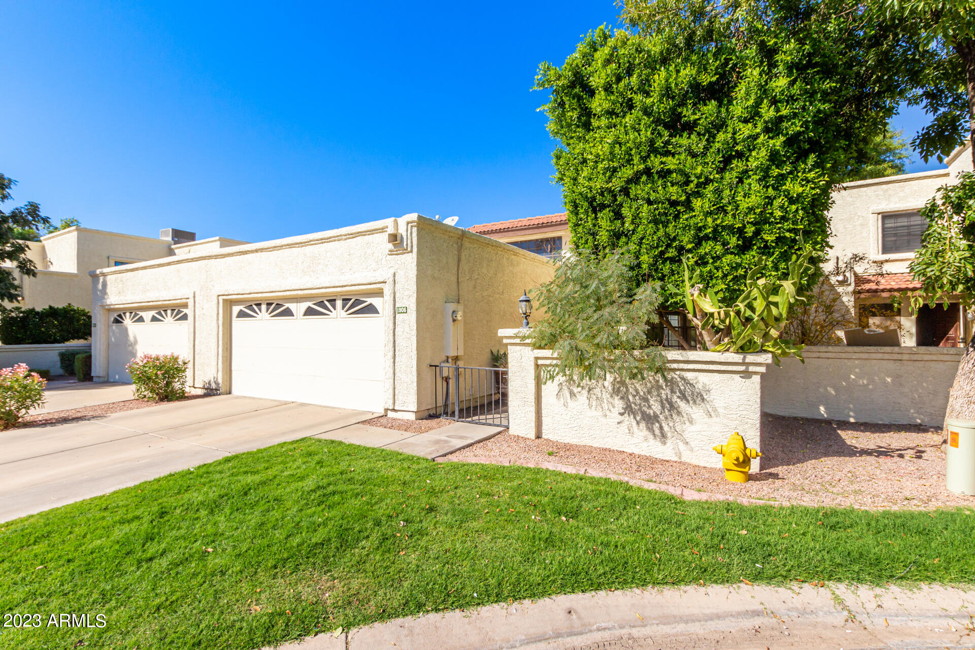 1906 E VINEDO Lane