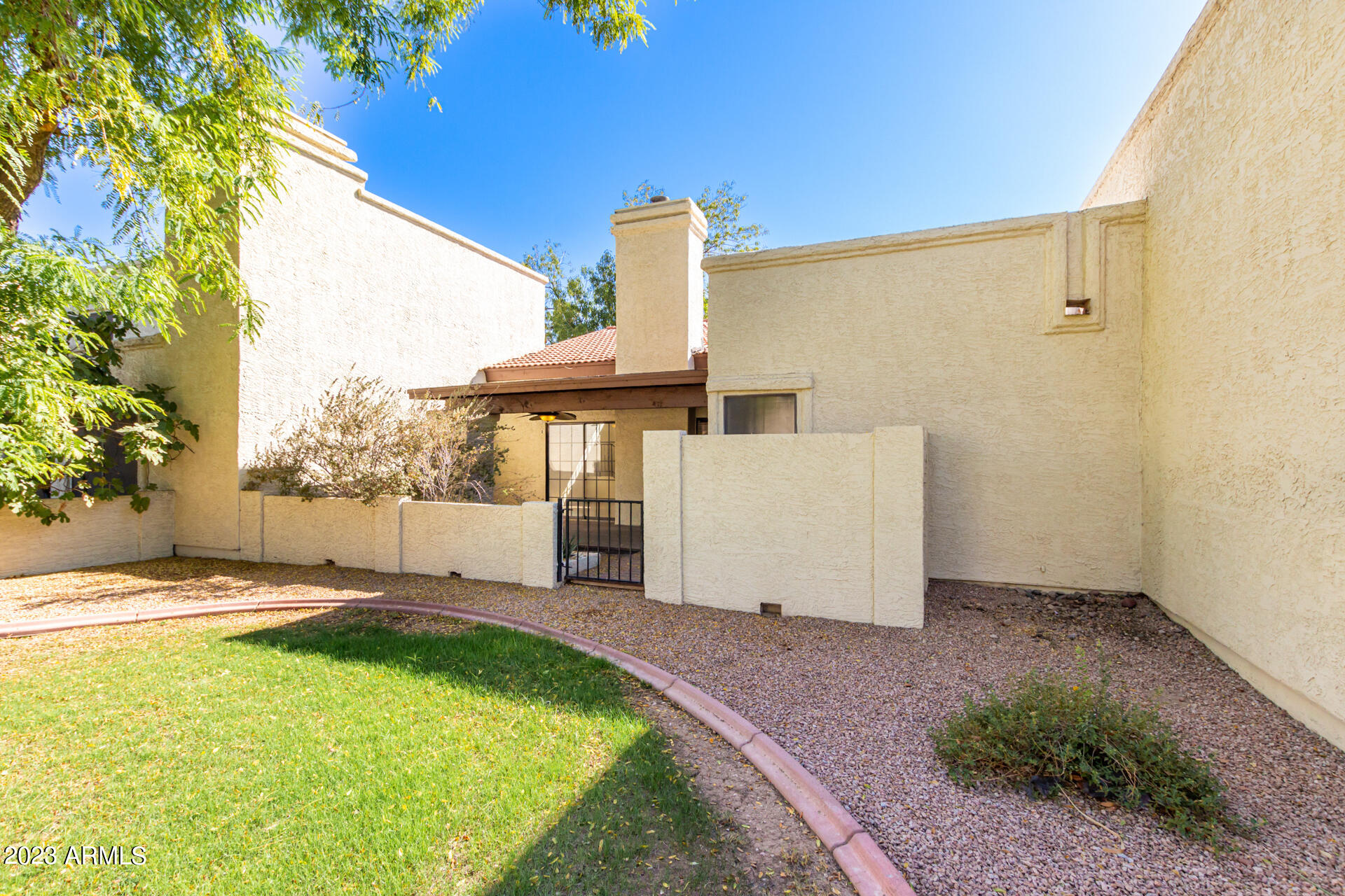 1906 E VINEDO Lane