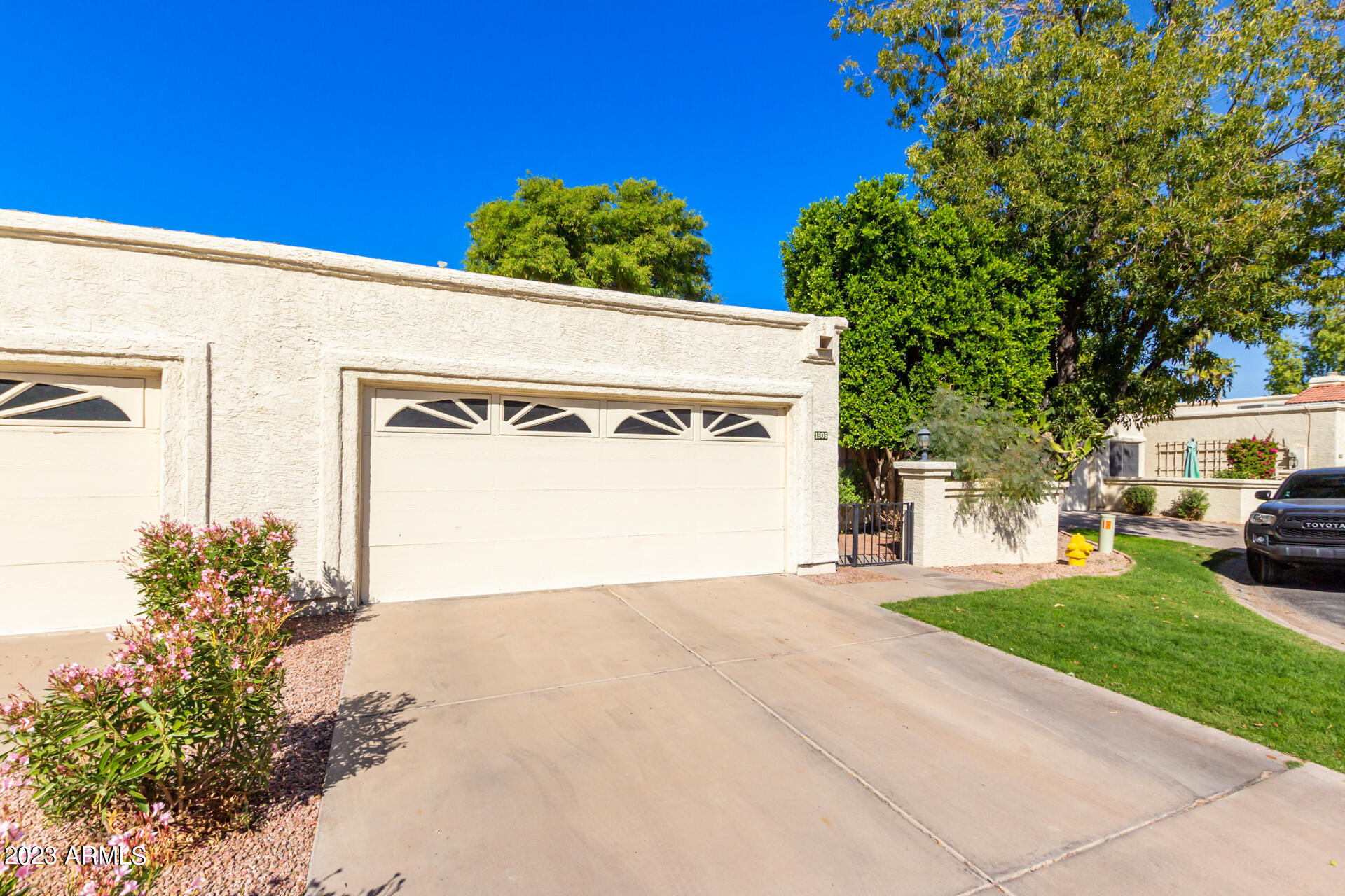 1906 E VINEDO Lane