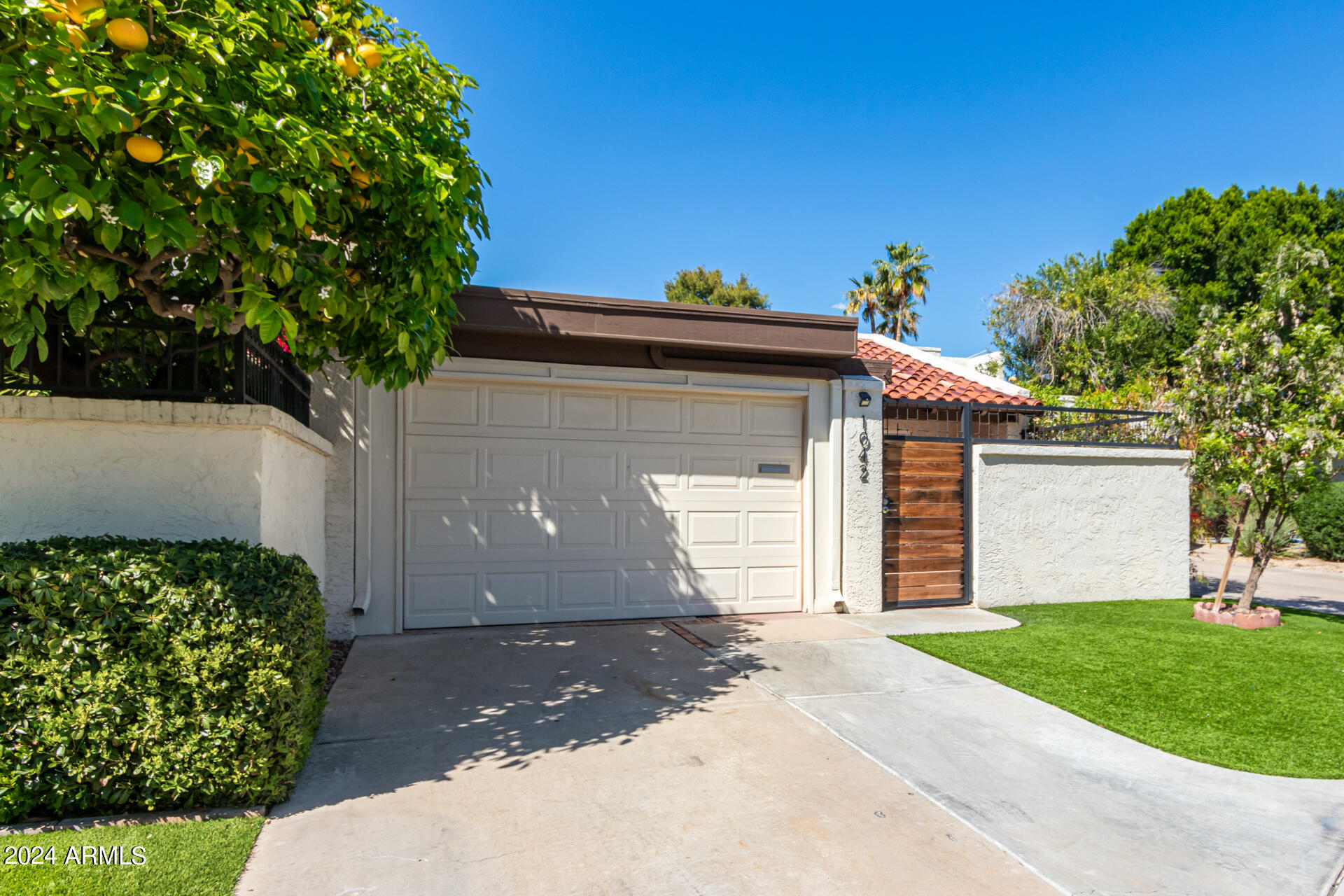 1042 E DRIFTWOOD Drive