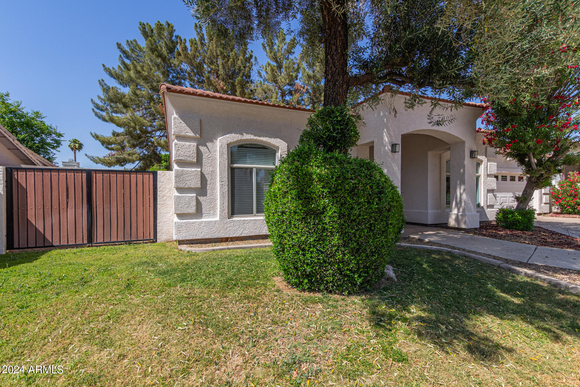 980 E LEEWARD Lane