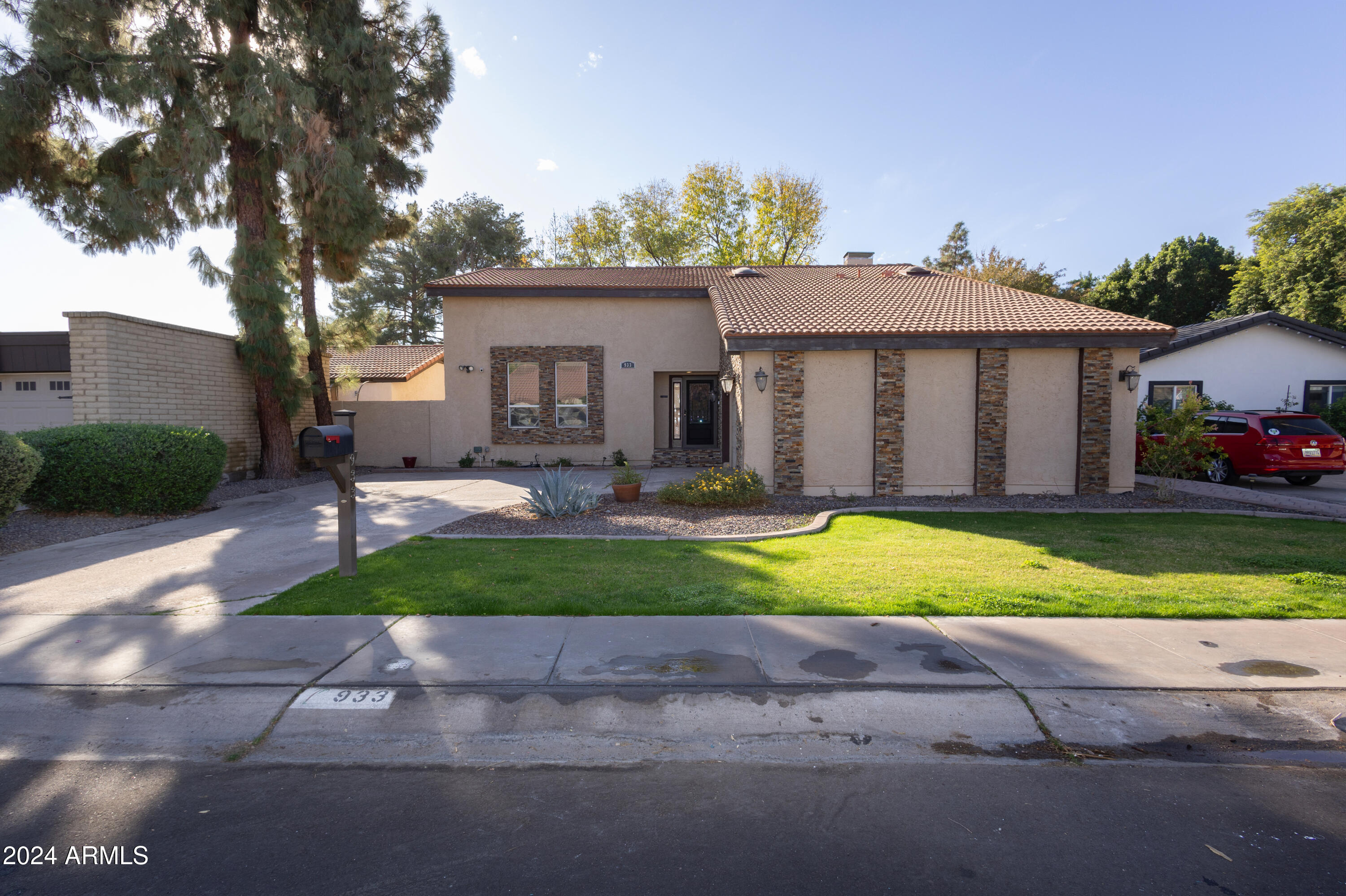 933 E DRIFTWOOD Drive