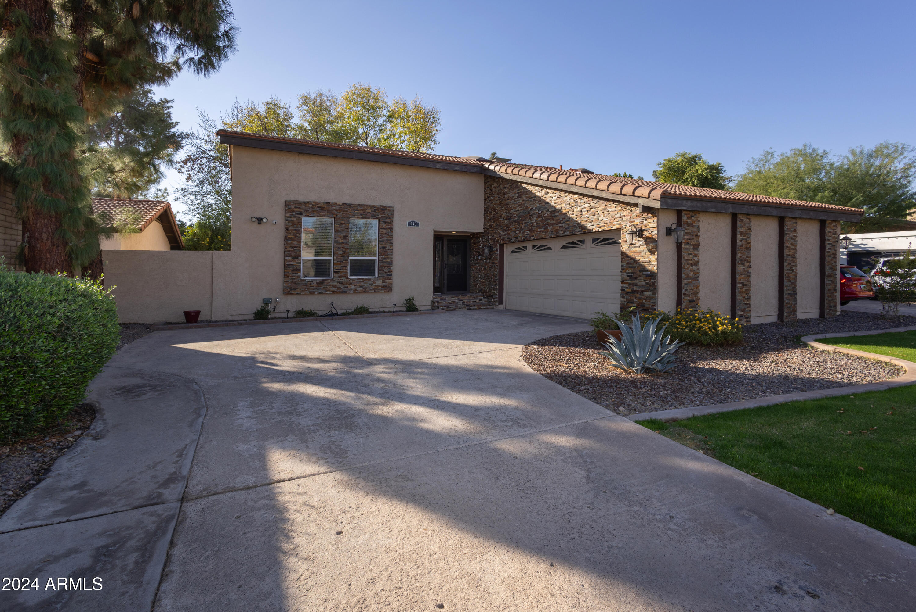 933 E DRIFTWOOD Drive