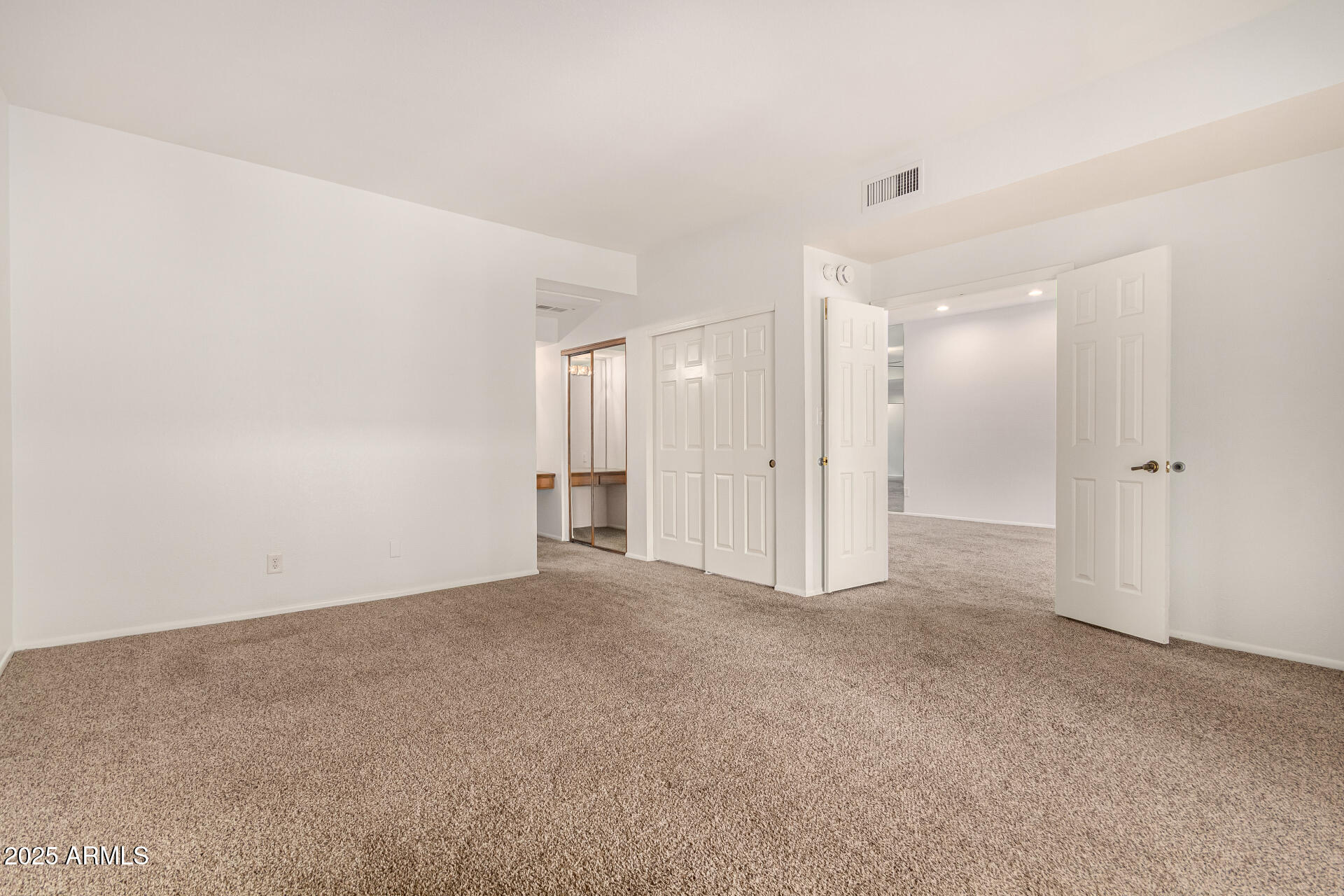 5200 S LAKESHORE Drive, 206