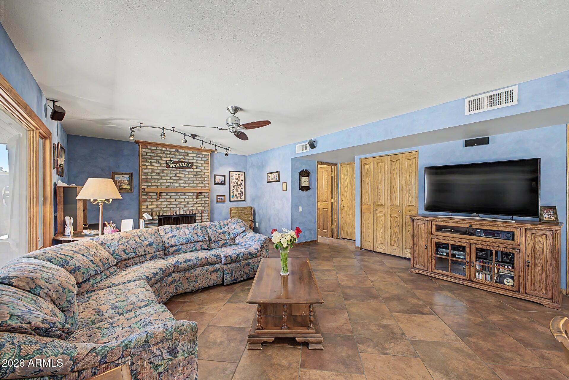 1539 E WESTWIND Way